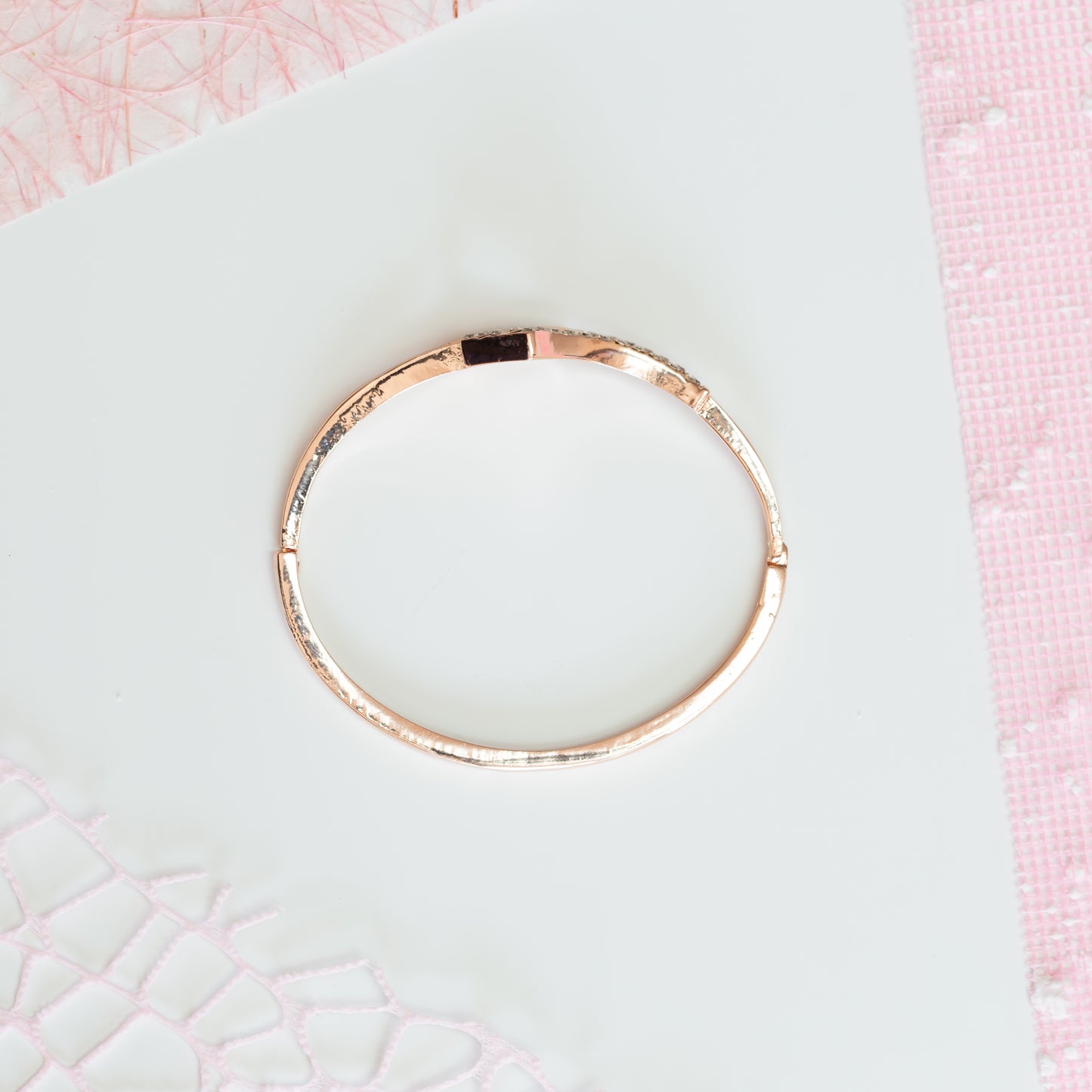 Brățară cu motiv curea și ștrasuri