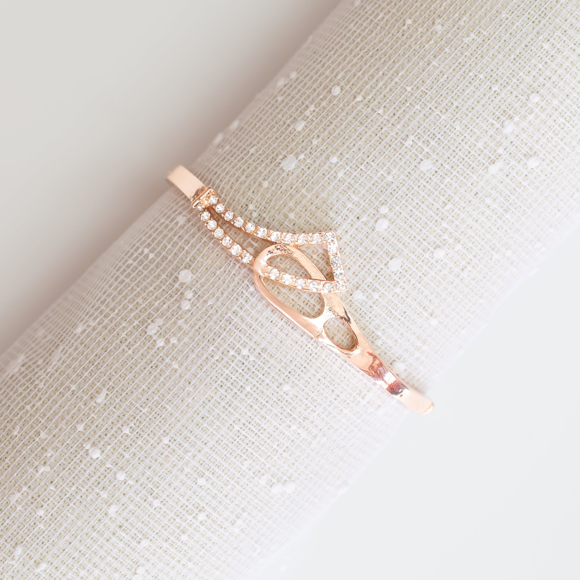 Brățară cu motiv curea și ștrasuri