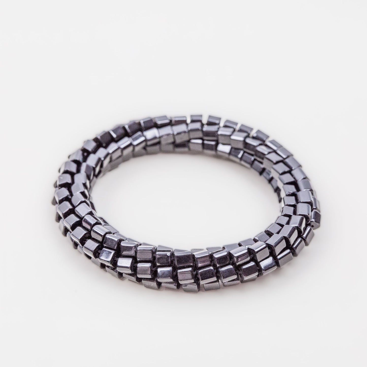Brățară elastică spiralată cu mărgele mici cubice - Negru