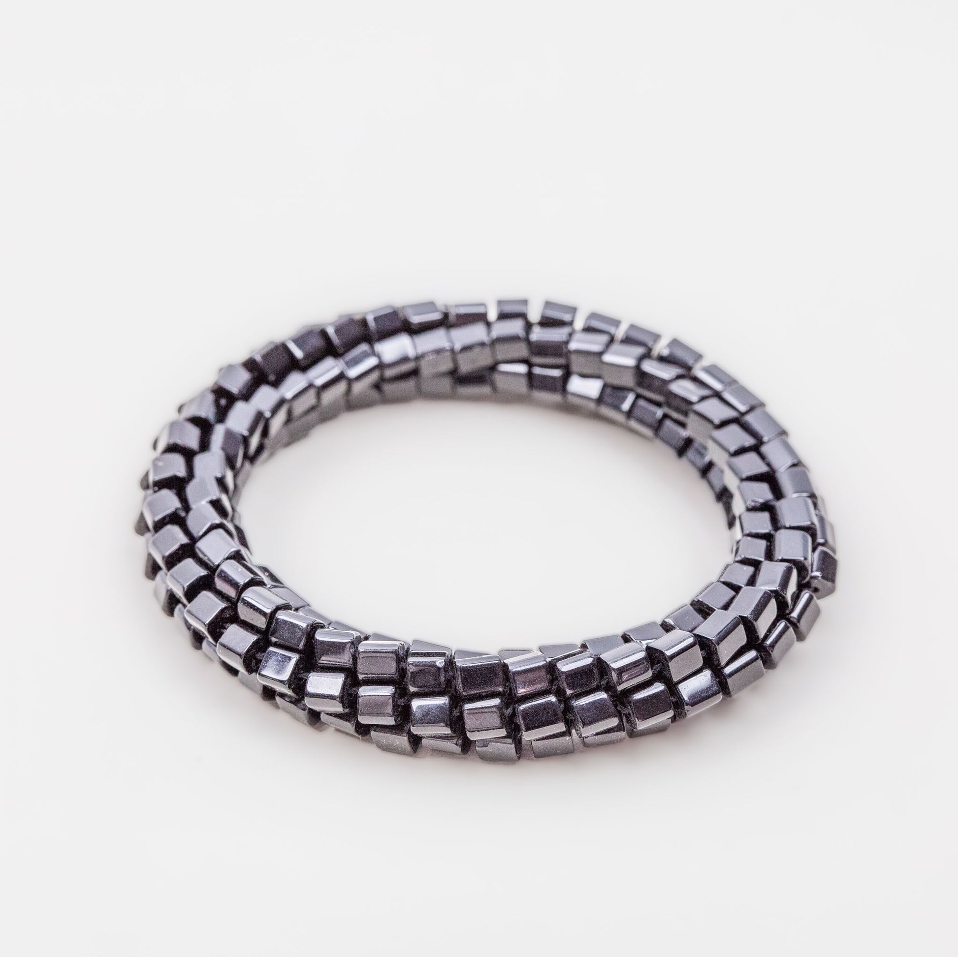Brățară elastică spiralată cu mărgele mici cubice - Negru