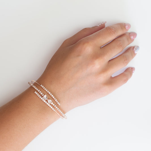 Brățară elegantă cu inimi și ștrasuri