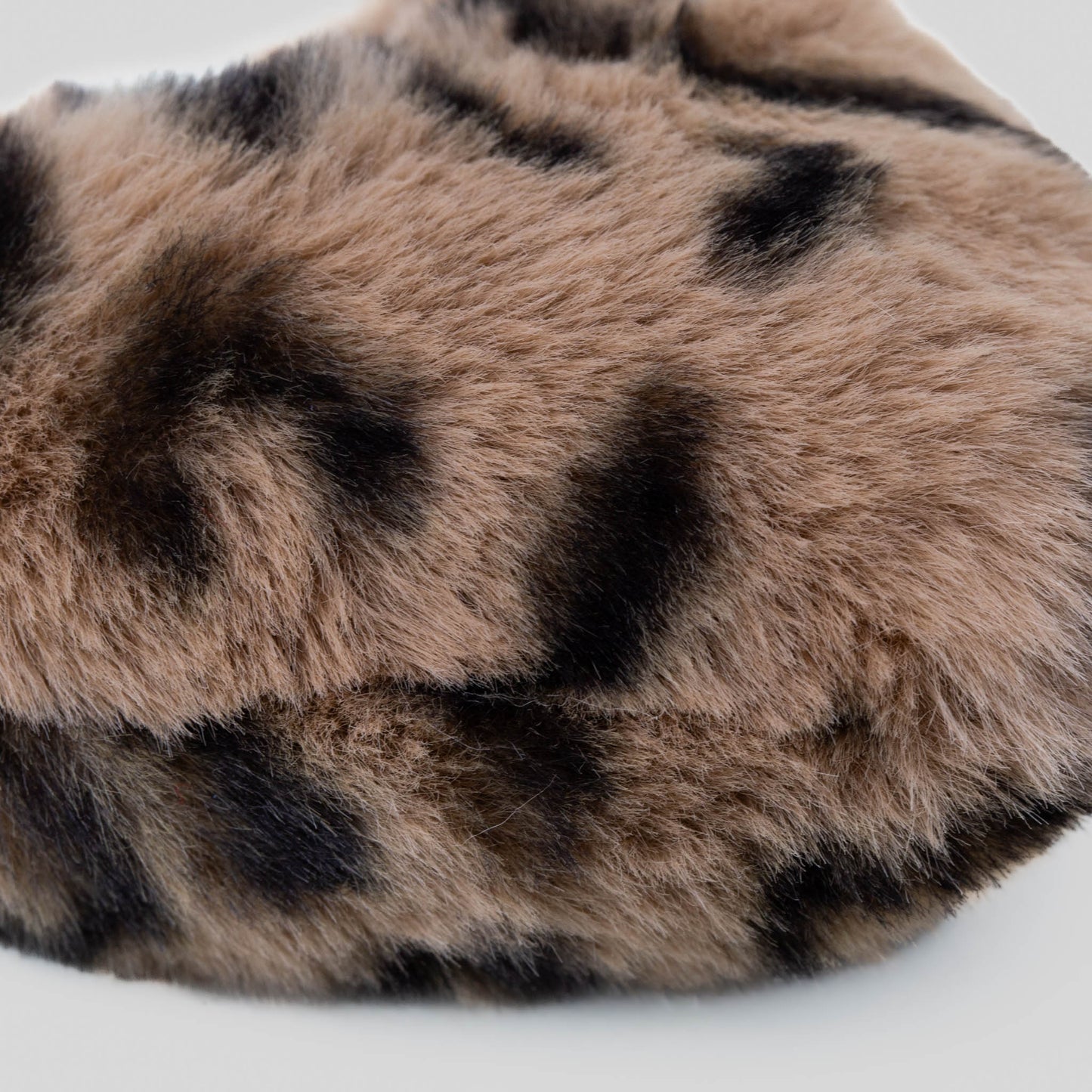 Breloc chei pufos în formă de inimă cu animal print - Bej negru