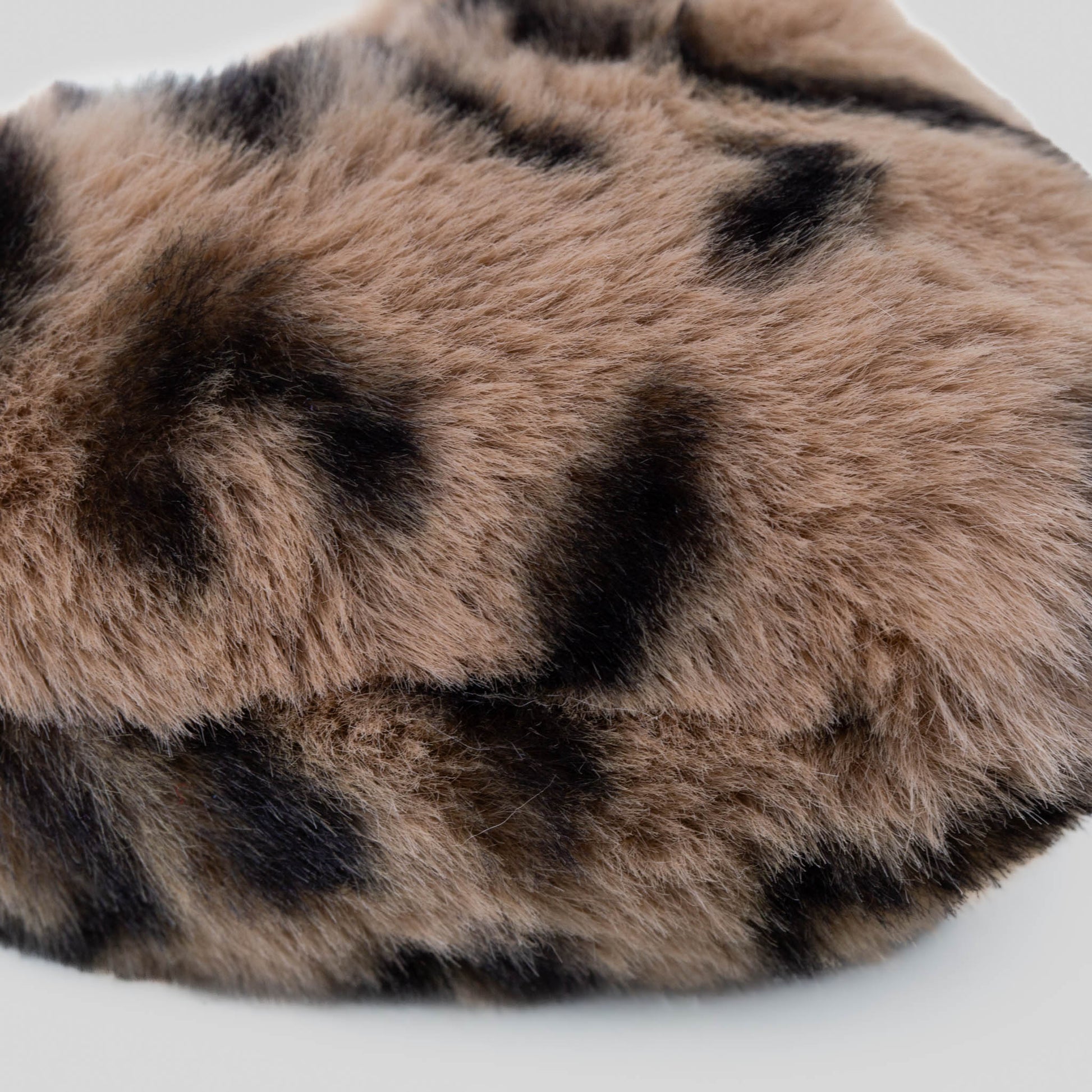 Breloc chei pufos în formă de inimă cu animal print - Bej negru
