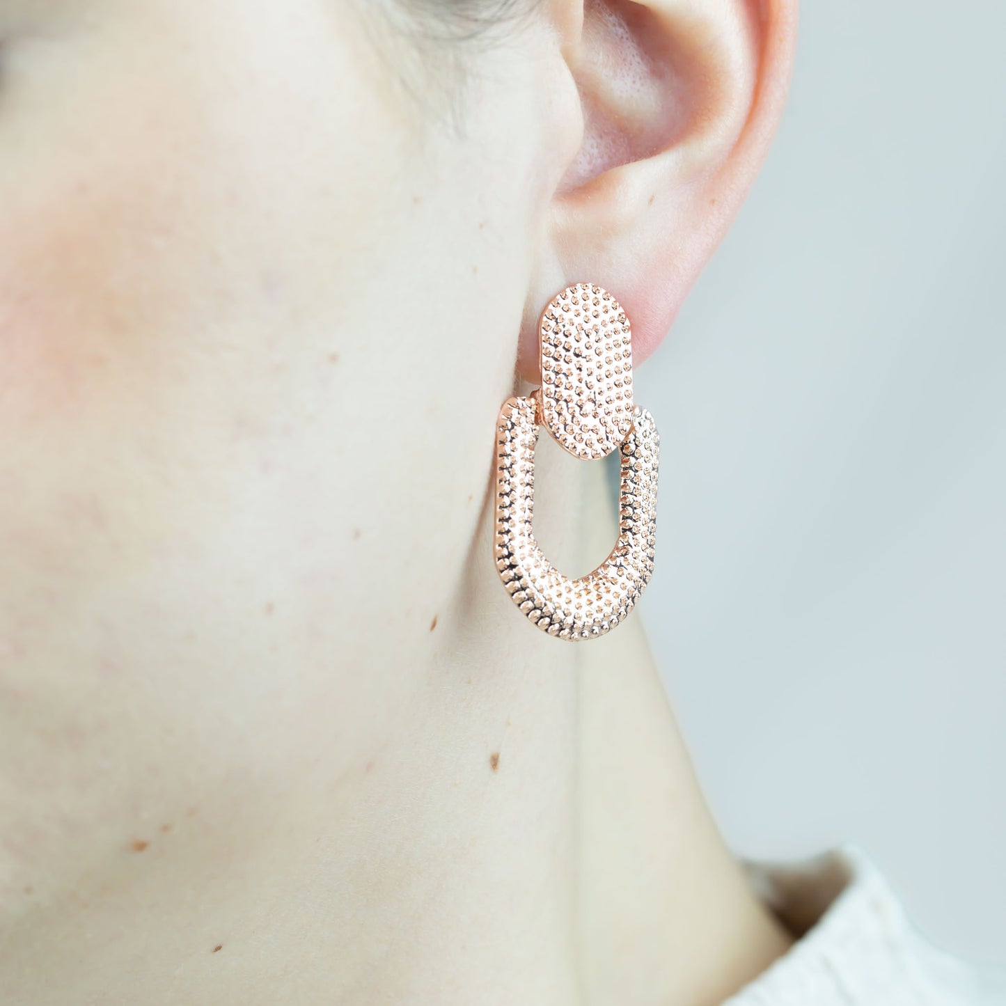 Cercei 2088 cu formă de cataramă texturată - Arămiu