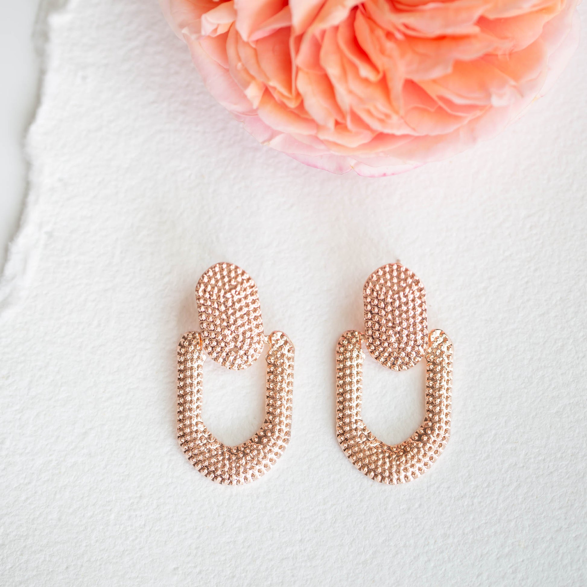 Cercei 2088 cu formă de cataramă texturată - Arămiu