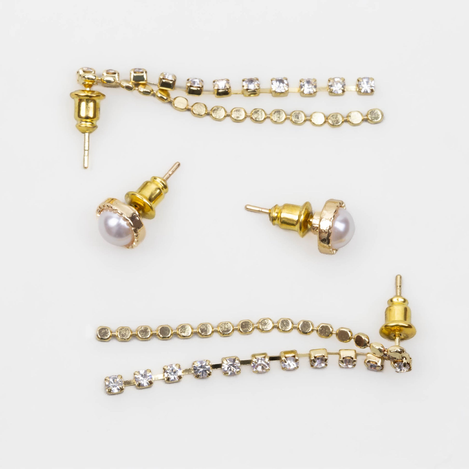 Cercei aurii cu lănțișor, ștrasuri și perlă