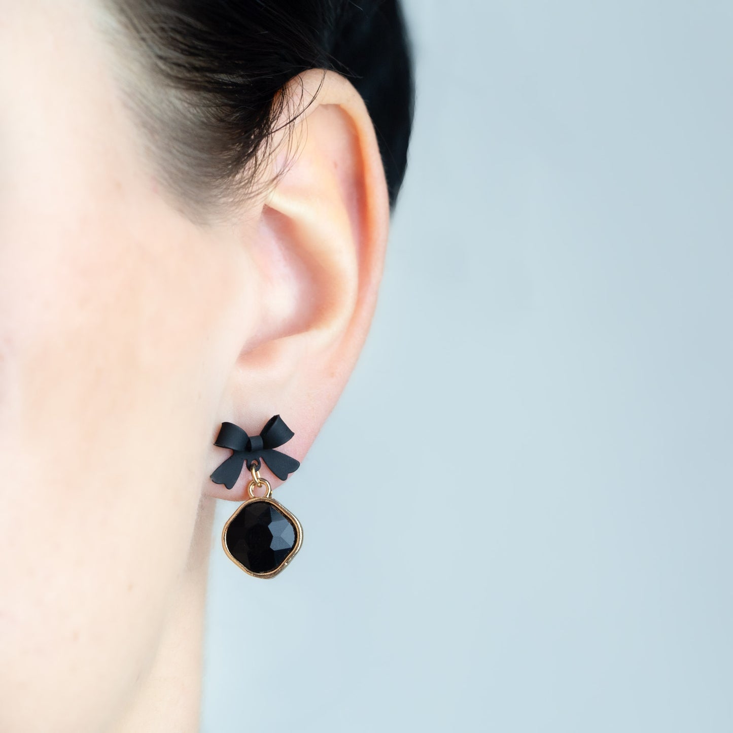 Cercei cu fundiță siliconată și piatră colorată - Negru