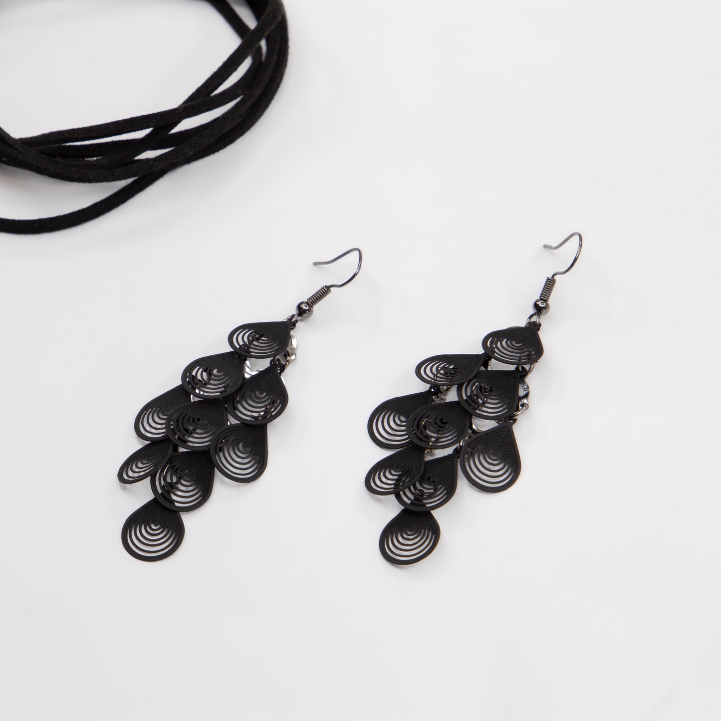 Cercei cu șlozi Dancing Drops cu textură de silicon - Negru