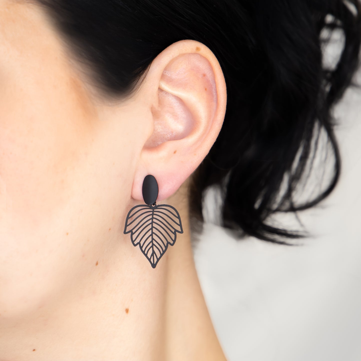Cercei Delicate Leaf cu textură de silicon - Negru