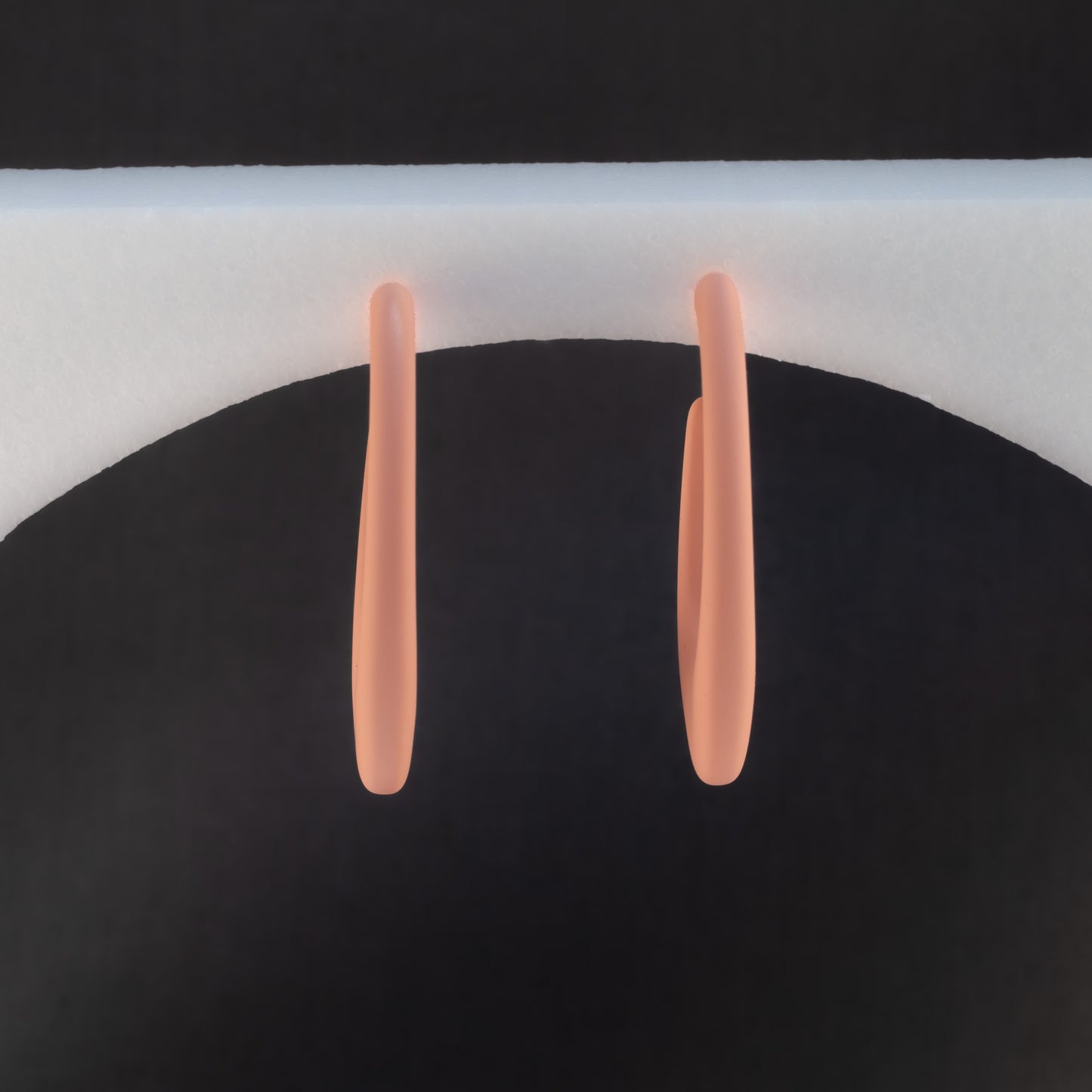 Cercei eclipse cu textură de silicon - Crem