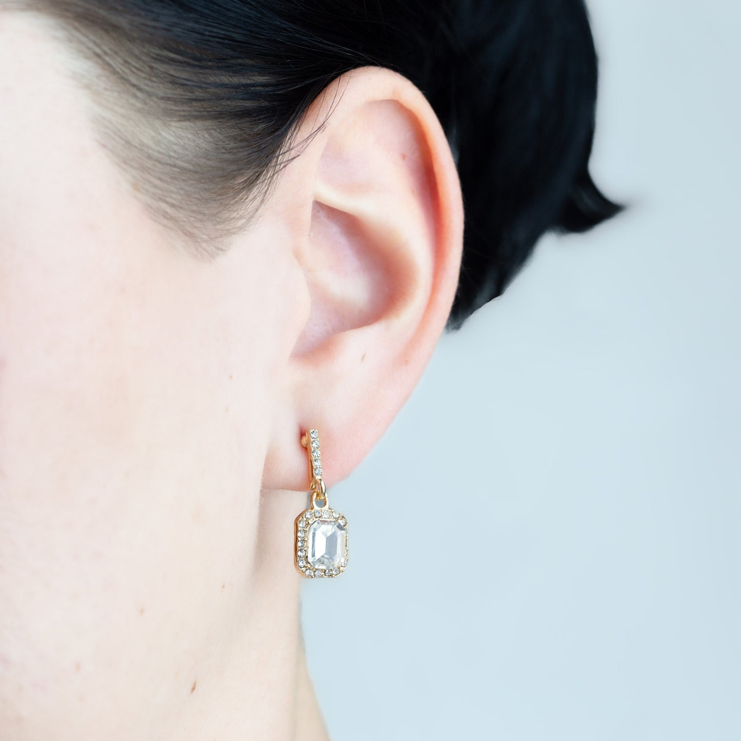 Cercei eleganți cu ștrasuri și piatră strălucitoare