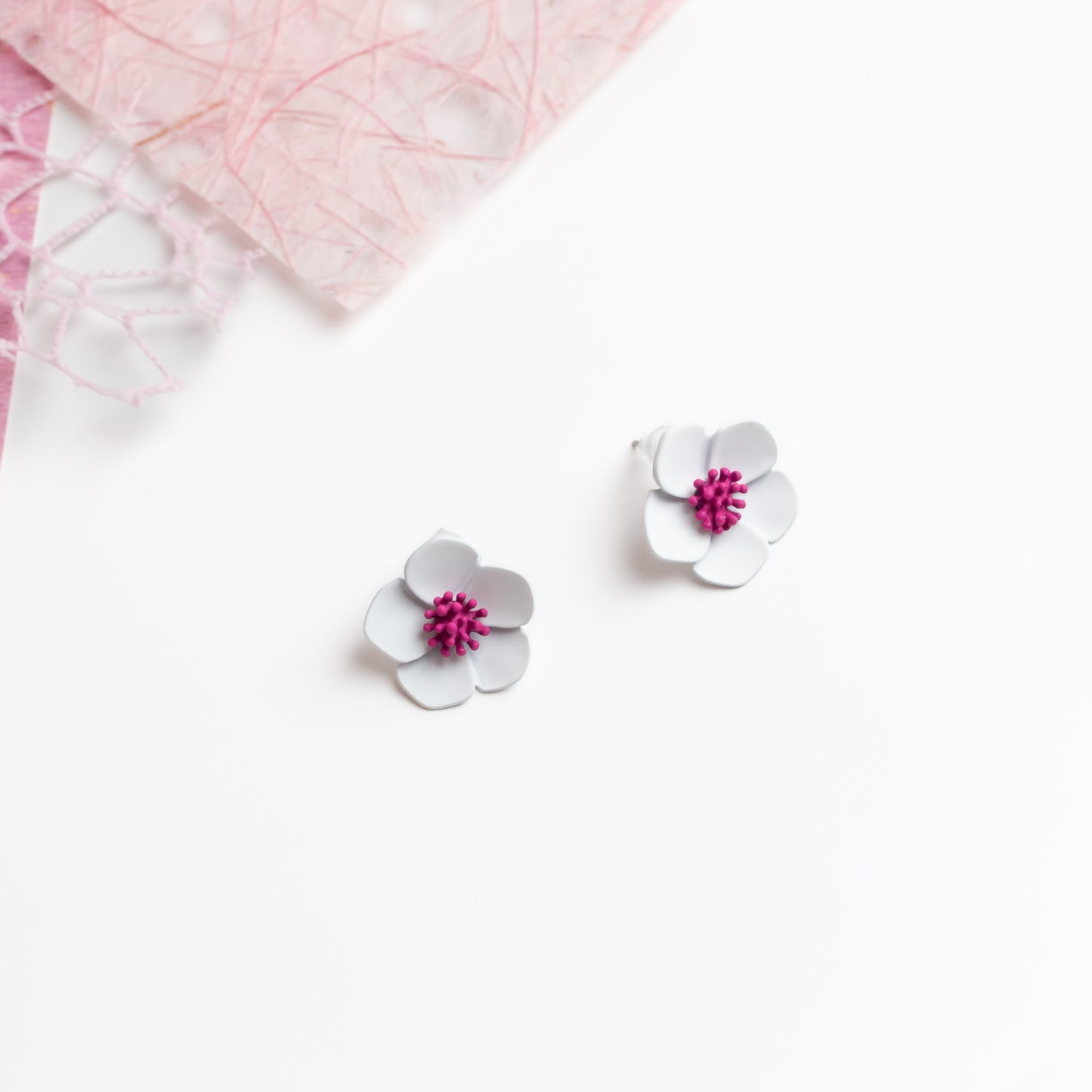 Cercei floare buttercup cu textură de silicon - Alb