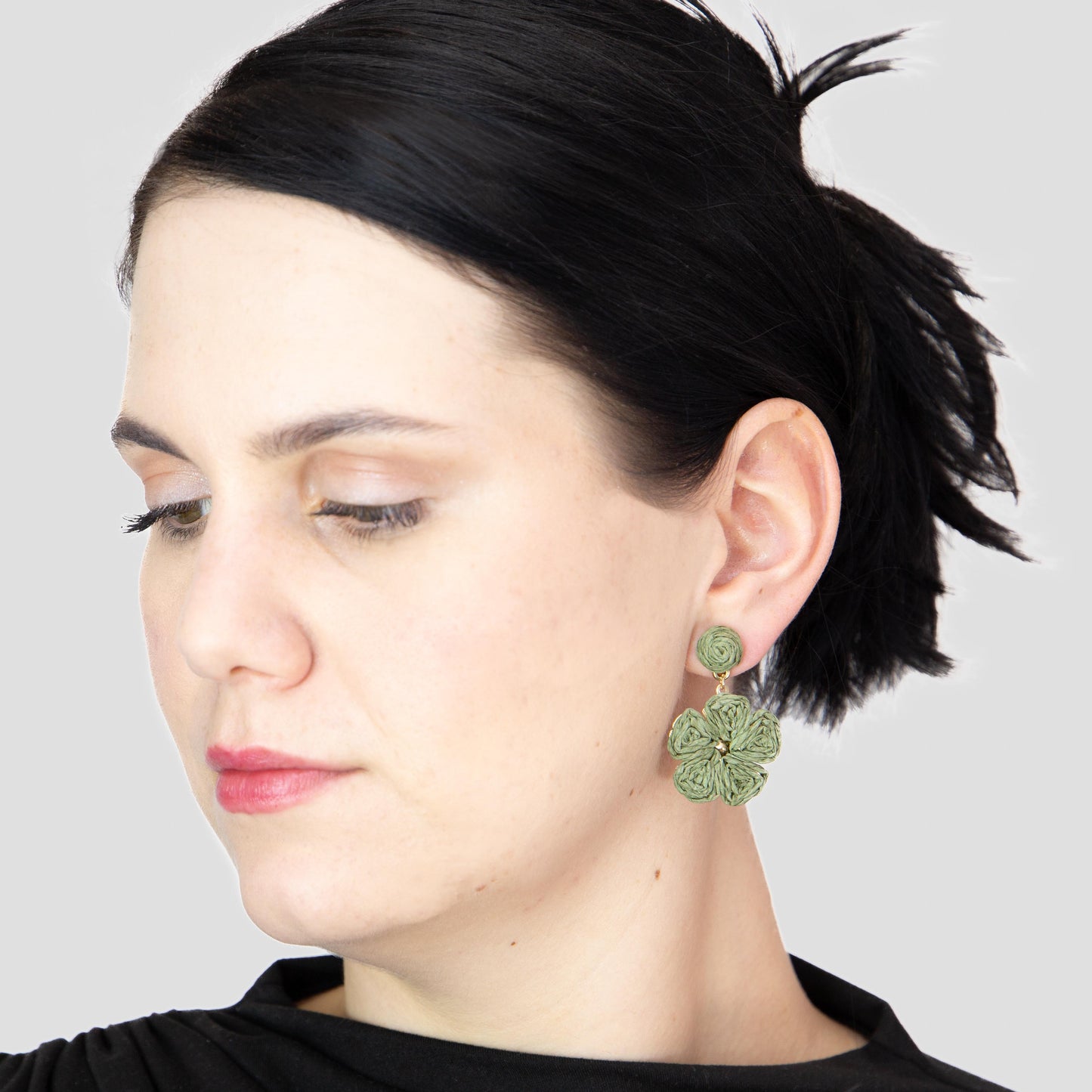 Cercei floare delicată din ratan - Verde Camo