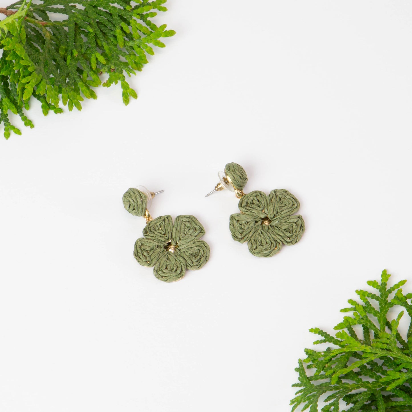 Cercei floare delicată din ratan - Verde Camo