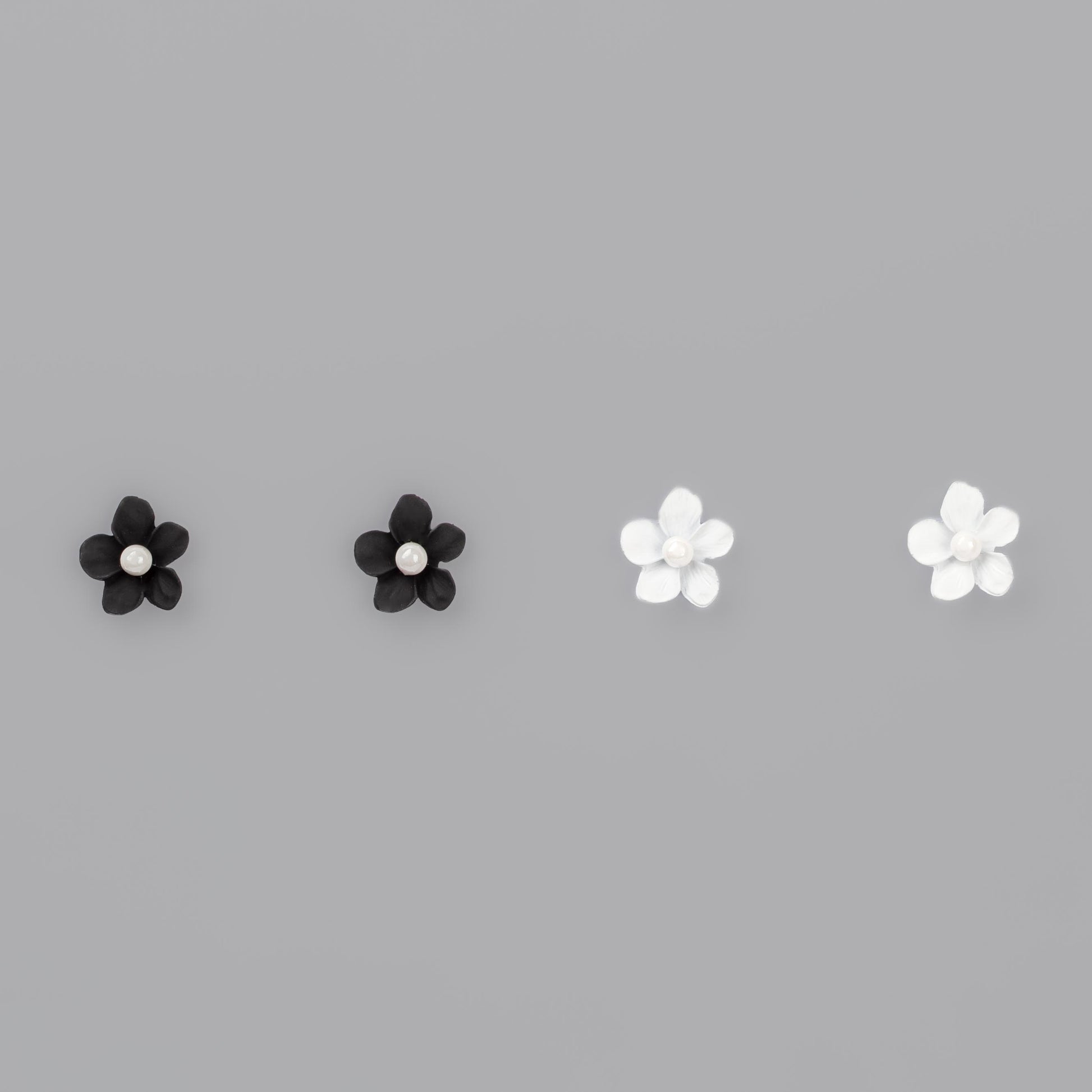 Cercei flori siliconate cu perle, set 2 - Alb, Negru