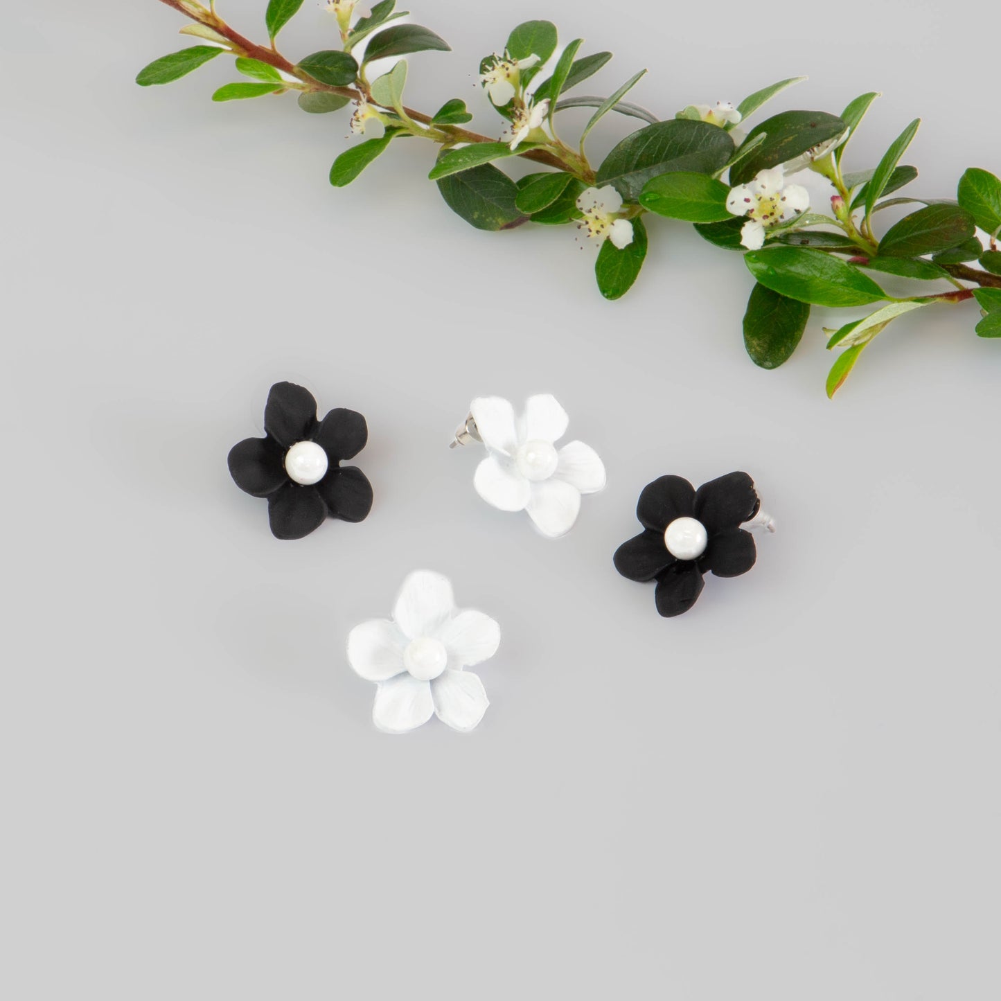 Cercei flori siliconate cu perle, set 2 - Alb, Negru