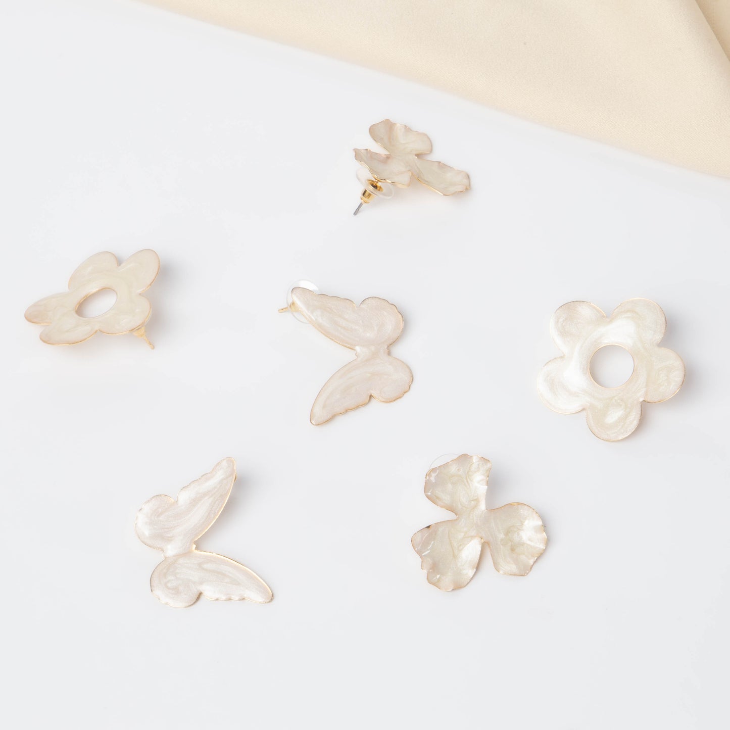 Cercei glossy flori și fluturi, set 3 - Alb Cocos