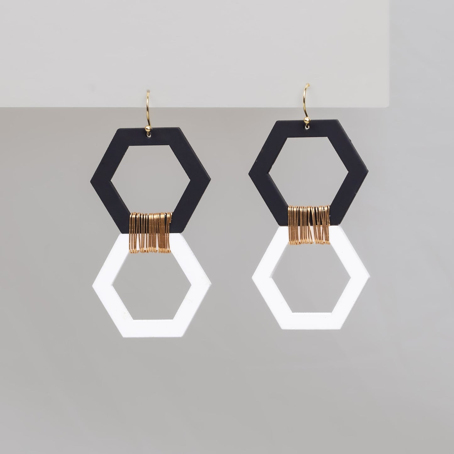 Cercei hexa chic cu textură de silicon - Alb Negru