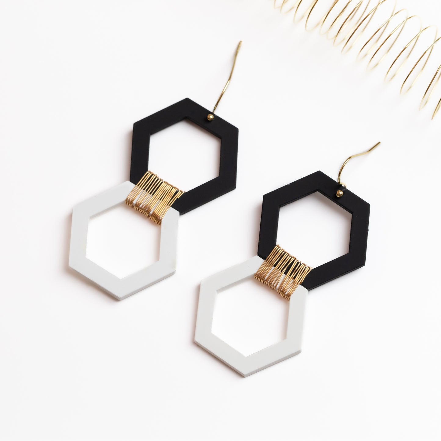 Cercei hexa chic cu textură de silicon - Alb Negru