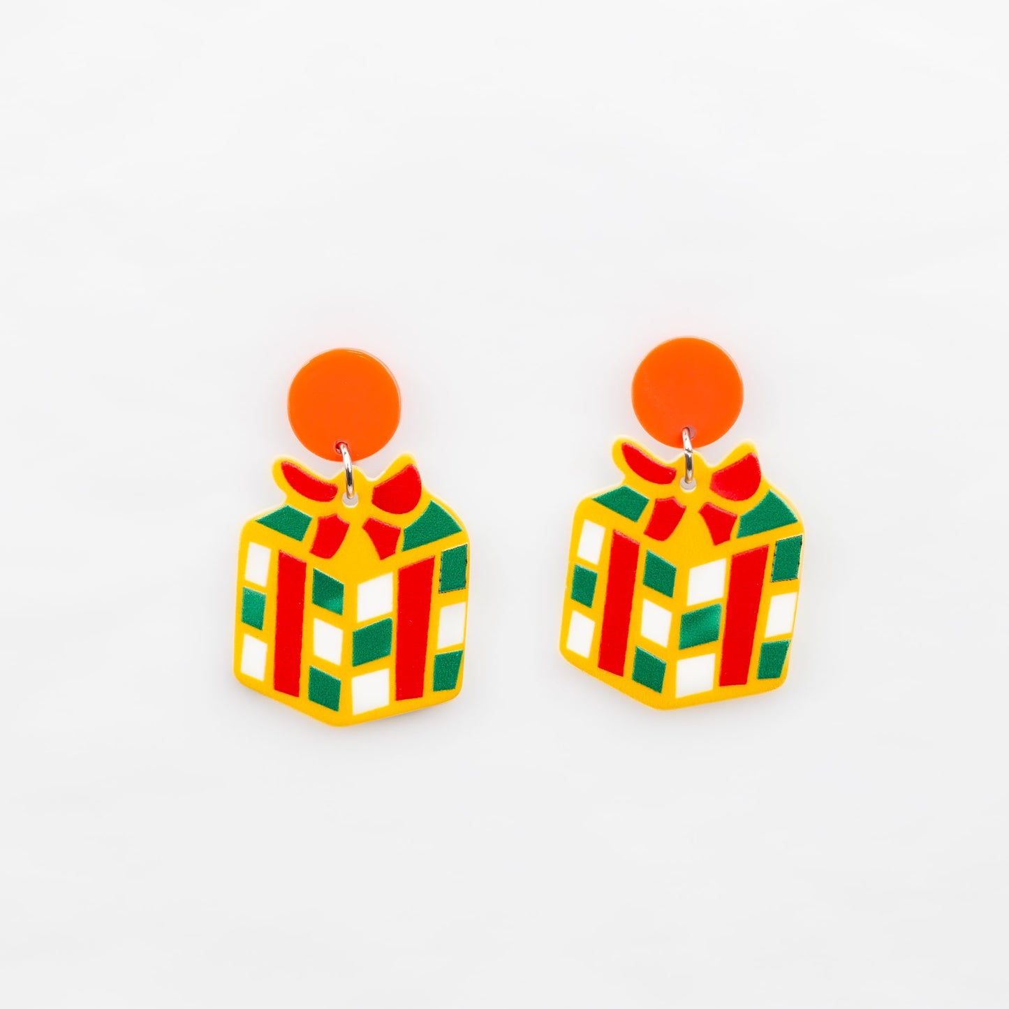Cercei în formă de cadou colorat