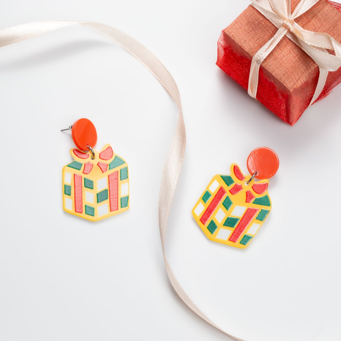 Cercei în formă de cadou colorat