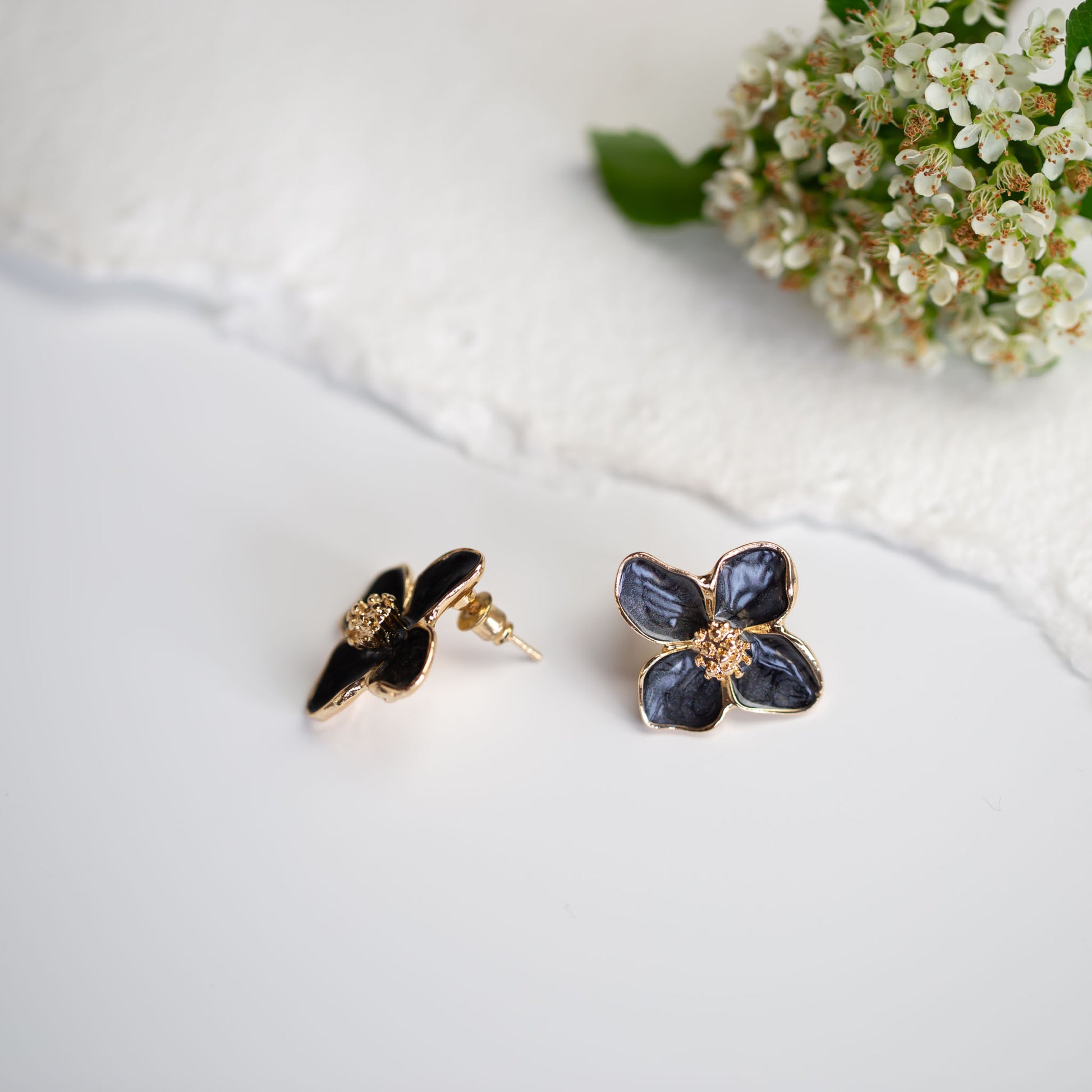 Cercei în formă de floare cu petale glossy - Negru