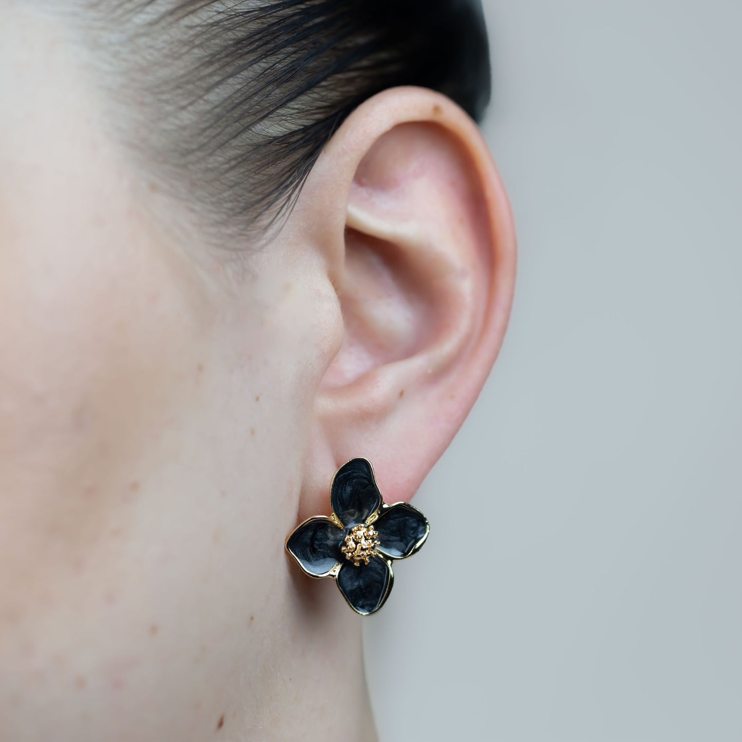 Cercei în formă de floare cu petale glossy - Negru