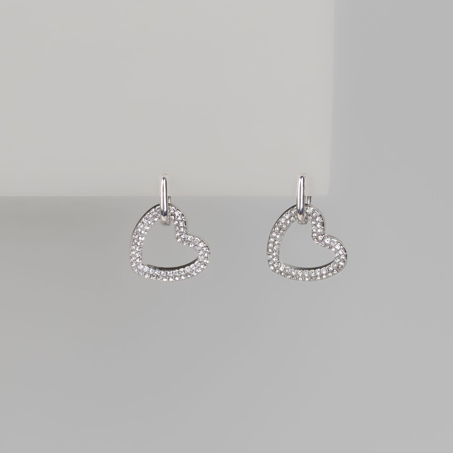 Cercei în formă de inimă cu verigă și ștrasuri - Argintiu