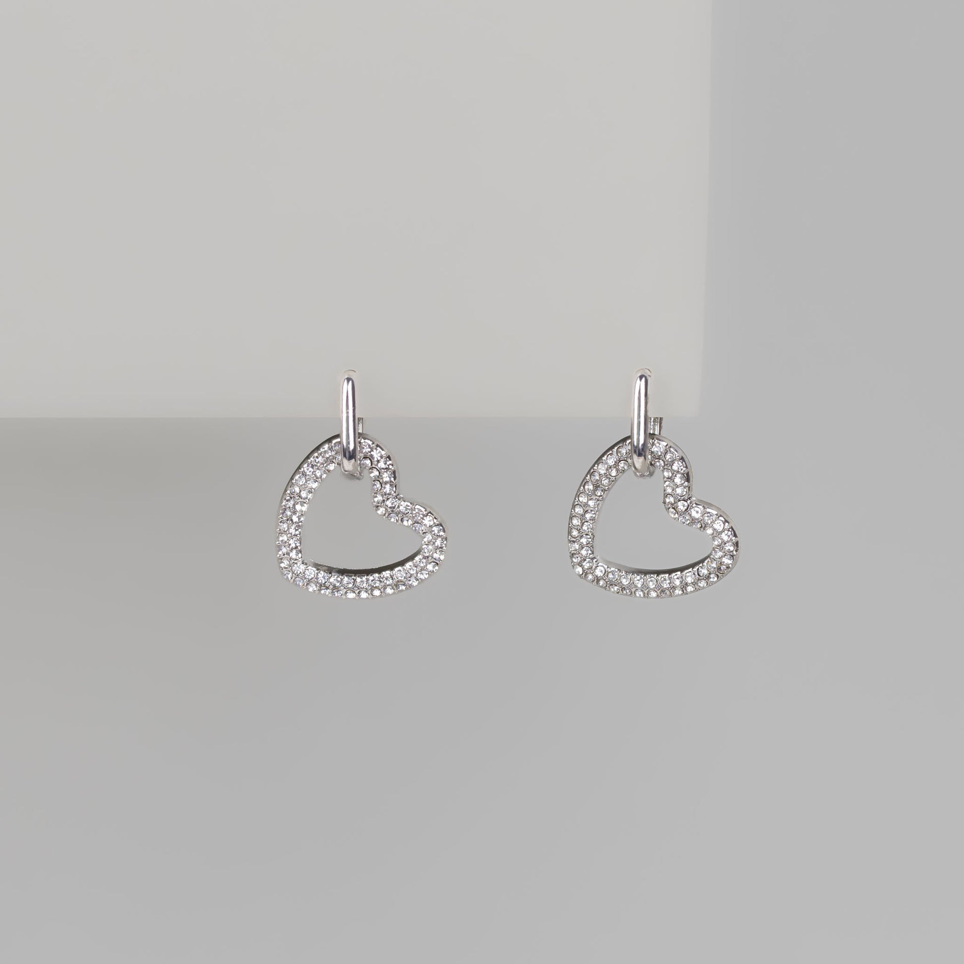 Cercei în formă de inimă cu verigă și ștrasuri - Argintiu