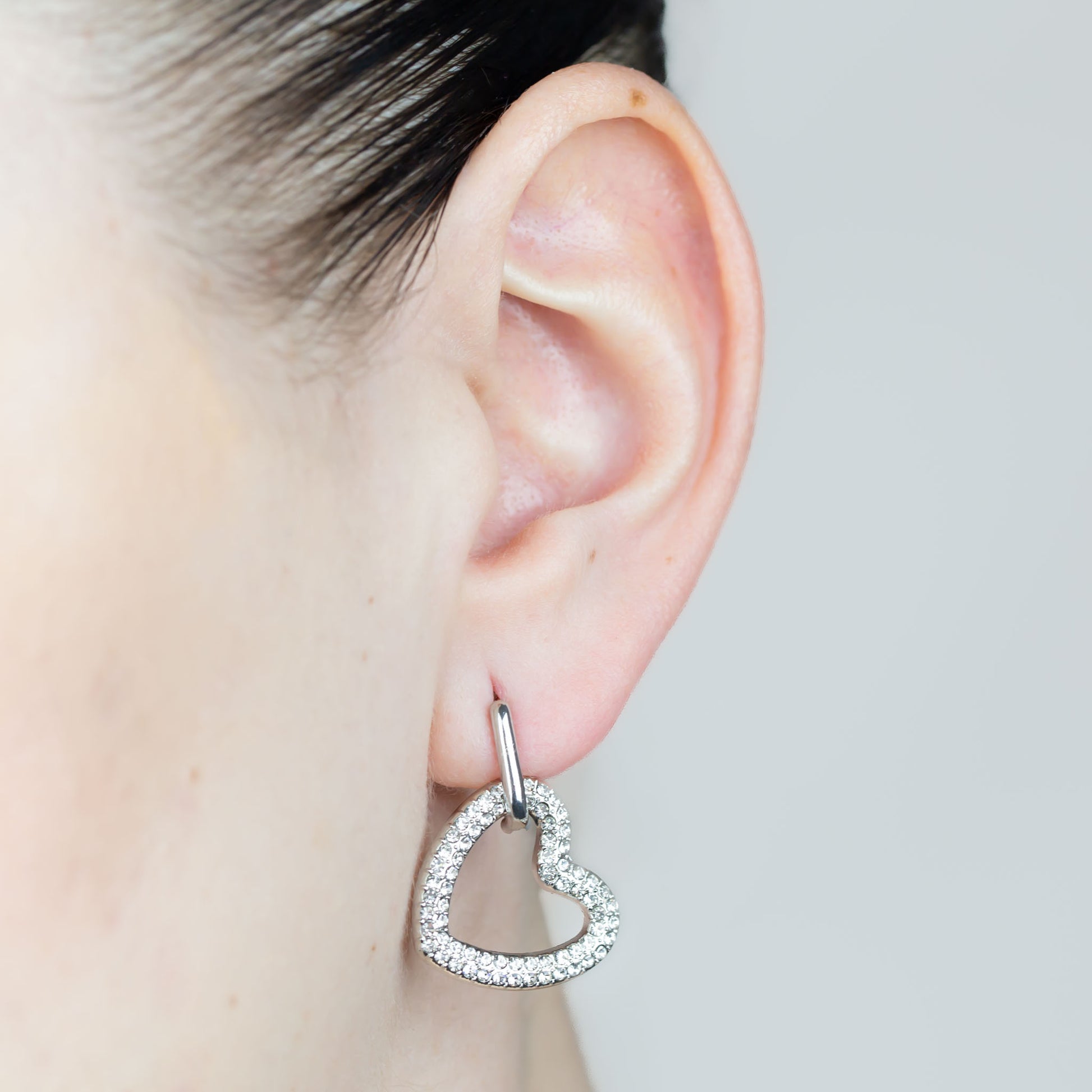 Cercei în formă de inimă cu verigă și ștrasuri - Argintiu