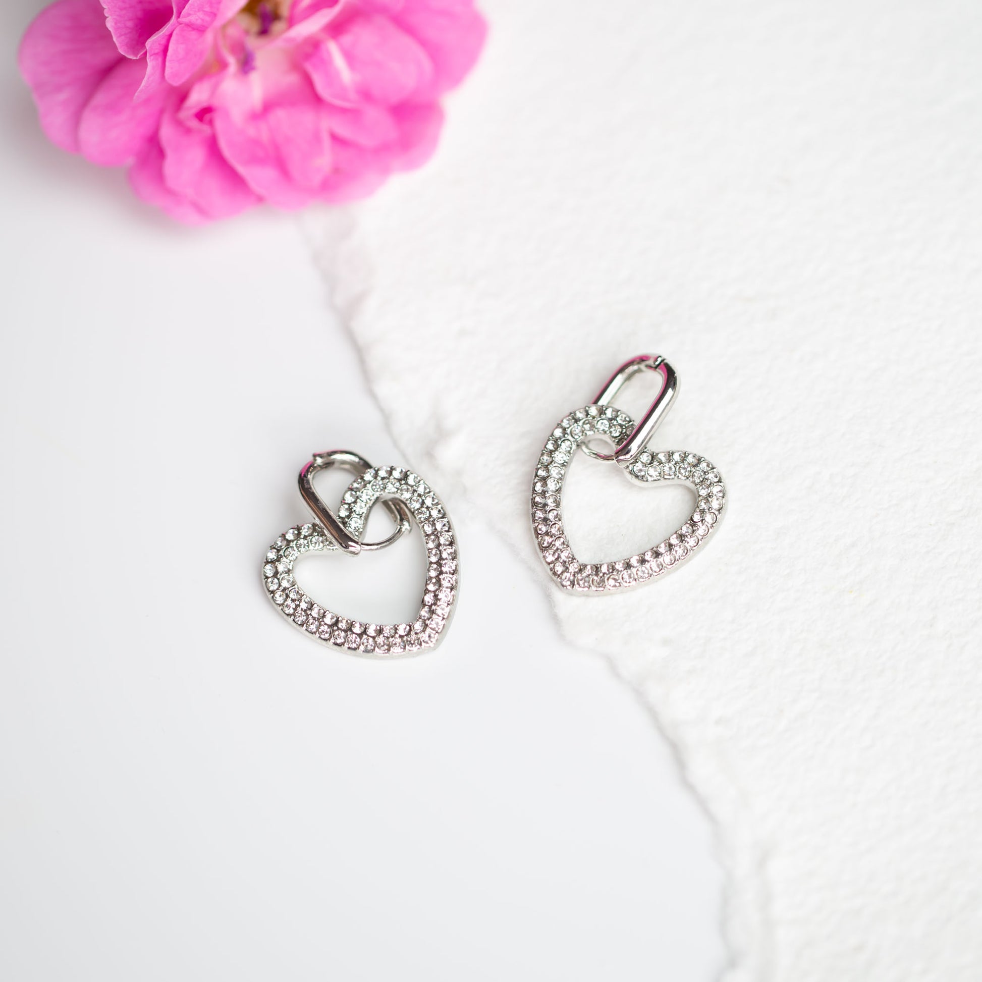 Cercei în formă de inimă cu verigă și ștrasuri - Argintiu