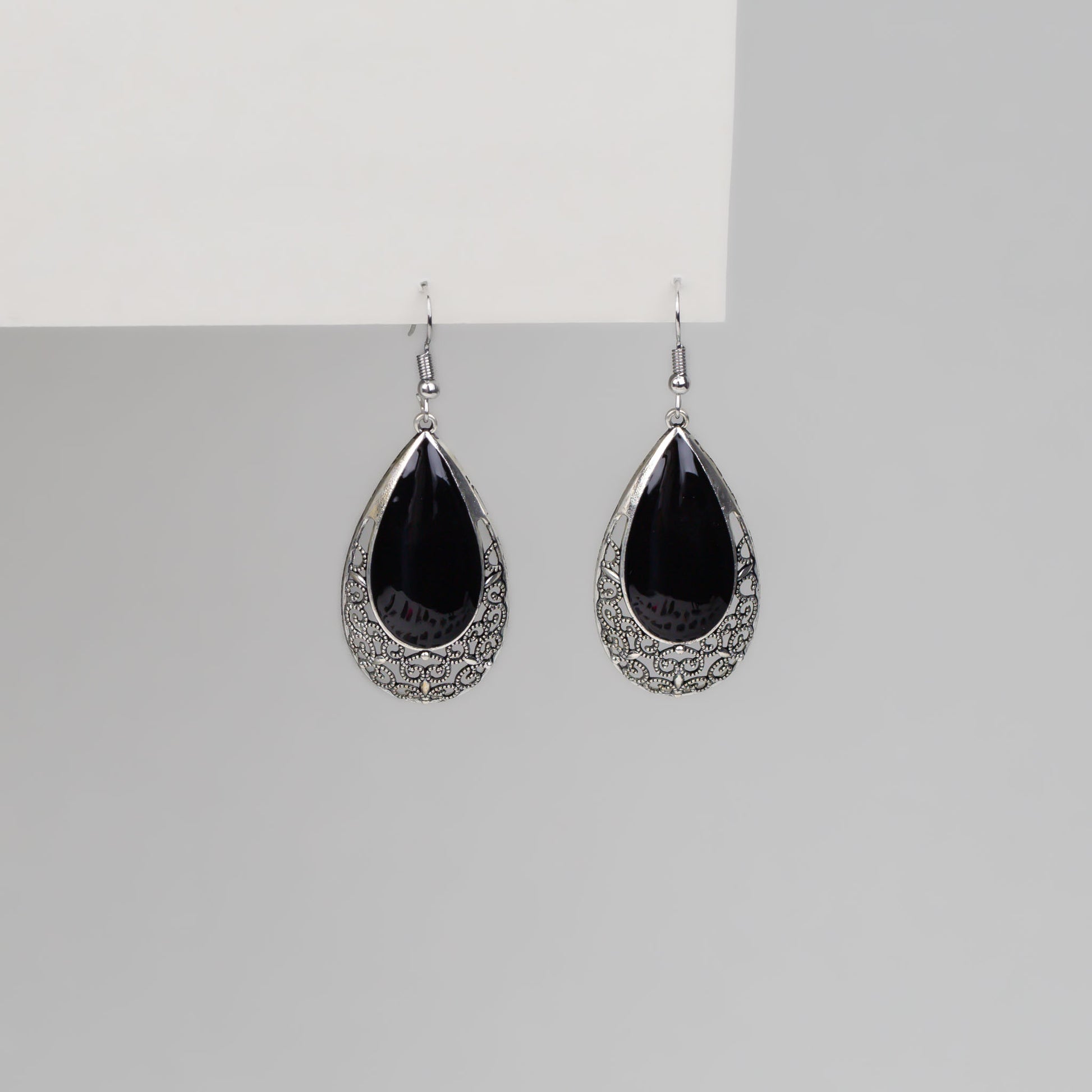 Cercei în stil boho cu accent negru