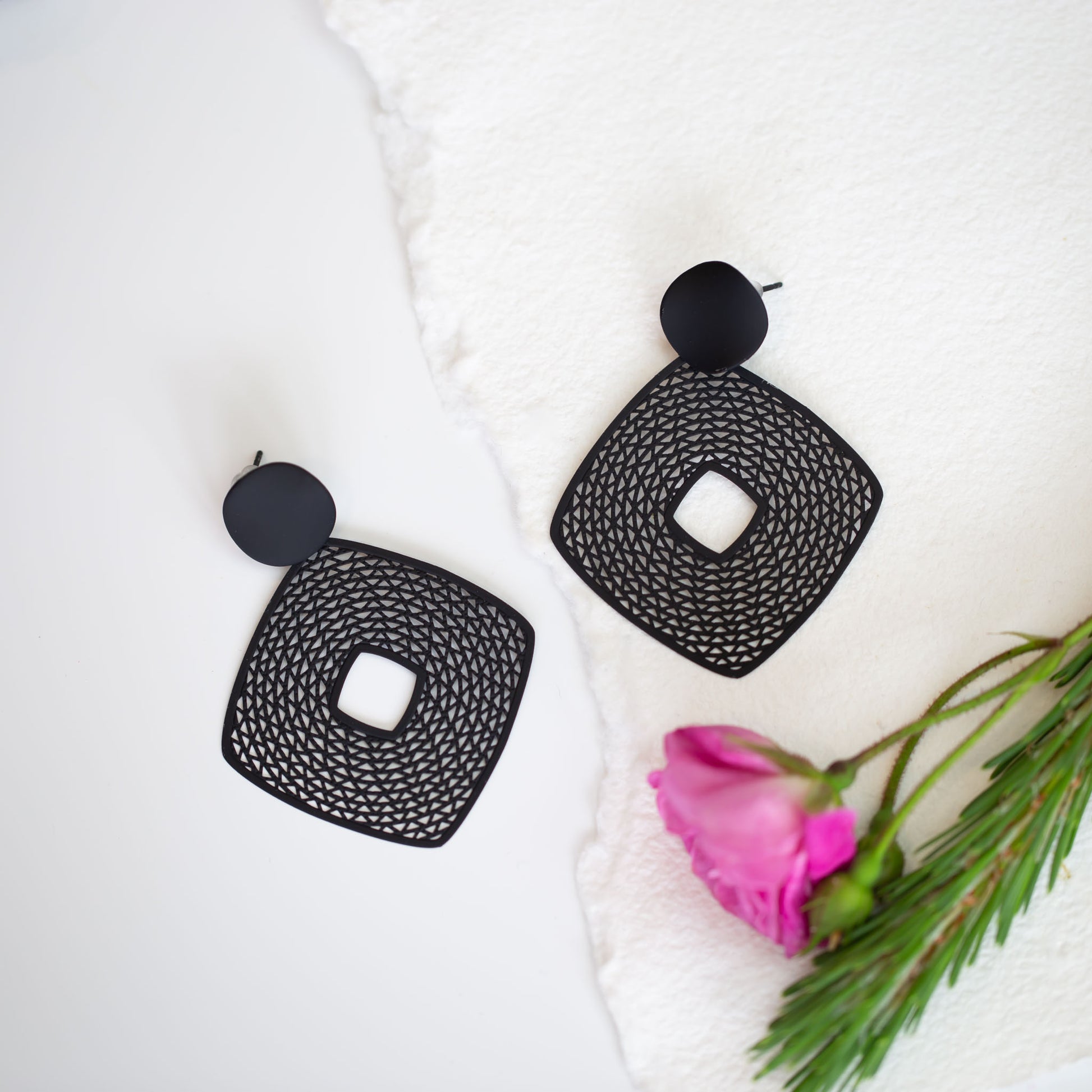 Cercei iris tetra cu textură de silicon, ușori și delicați - Negru