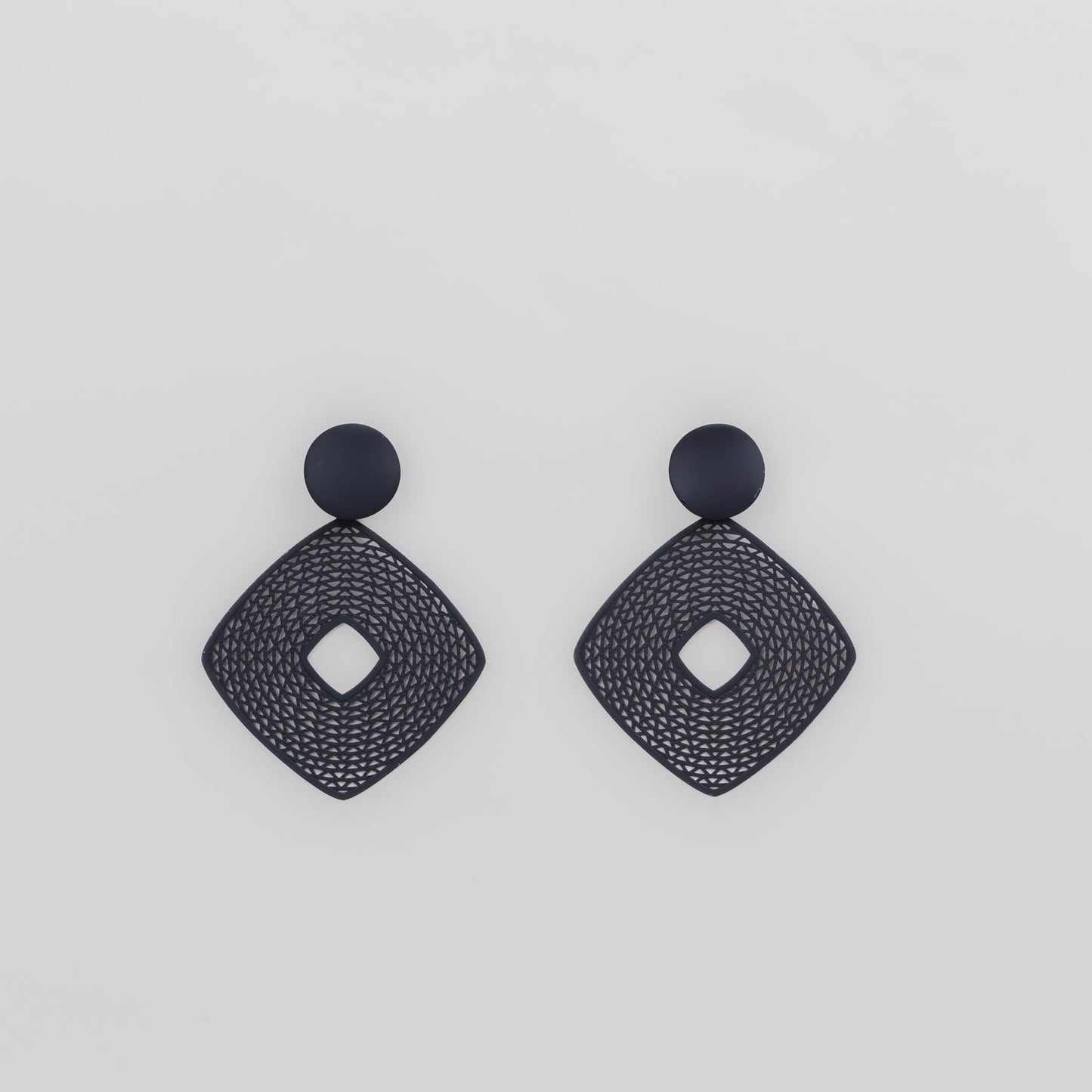 Cercei iris tetra cu textură de silicon, ușori și delicați - Negru