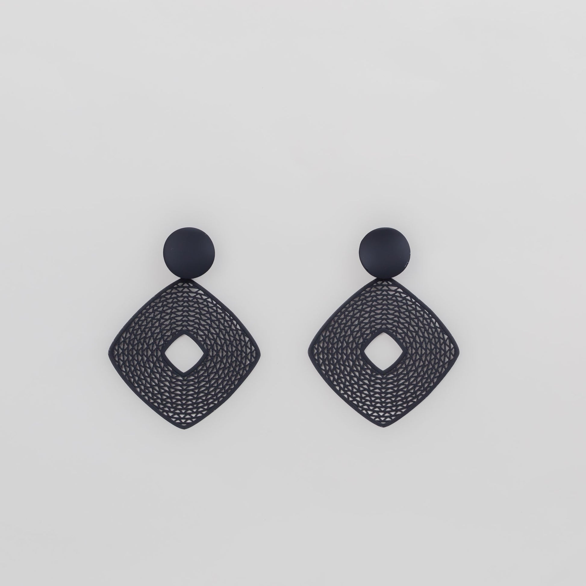 Cercei iris tetra cu textură de silicon, ușori și delicați - Negru