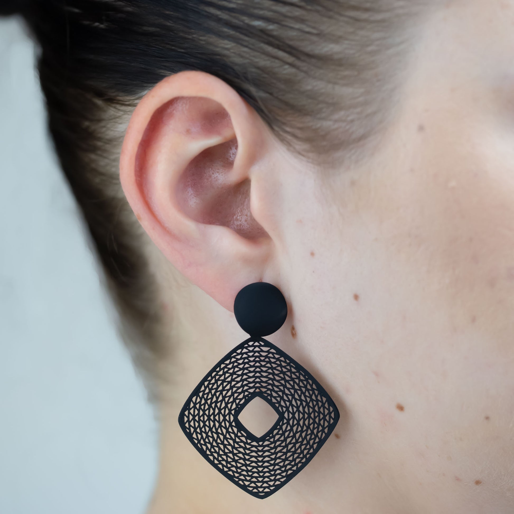 Cercei iris tetra cu textură de silicon, ușori și delicați - Negru