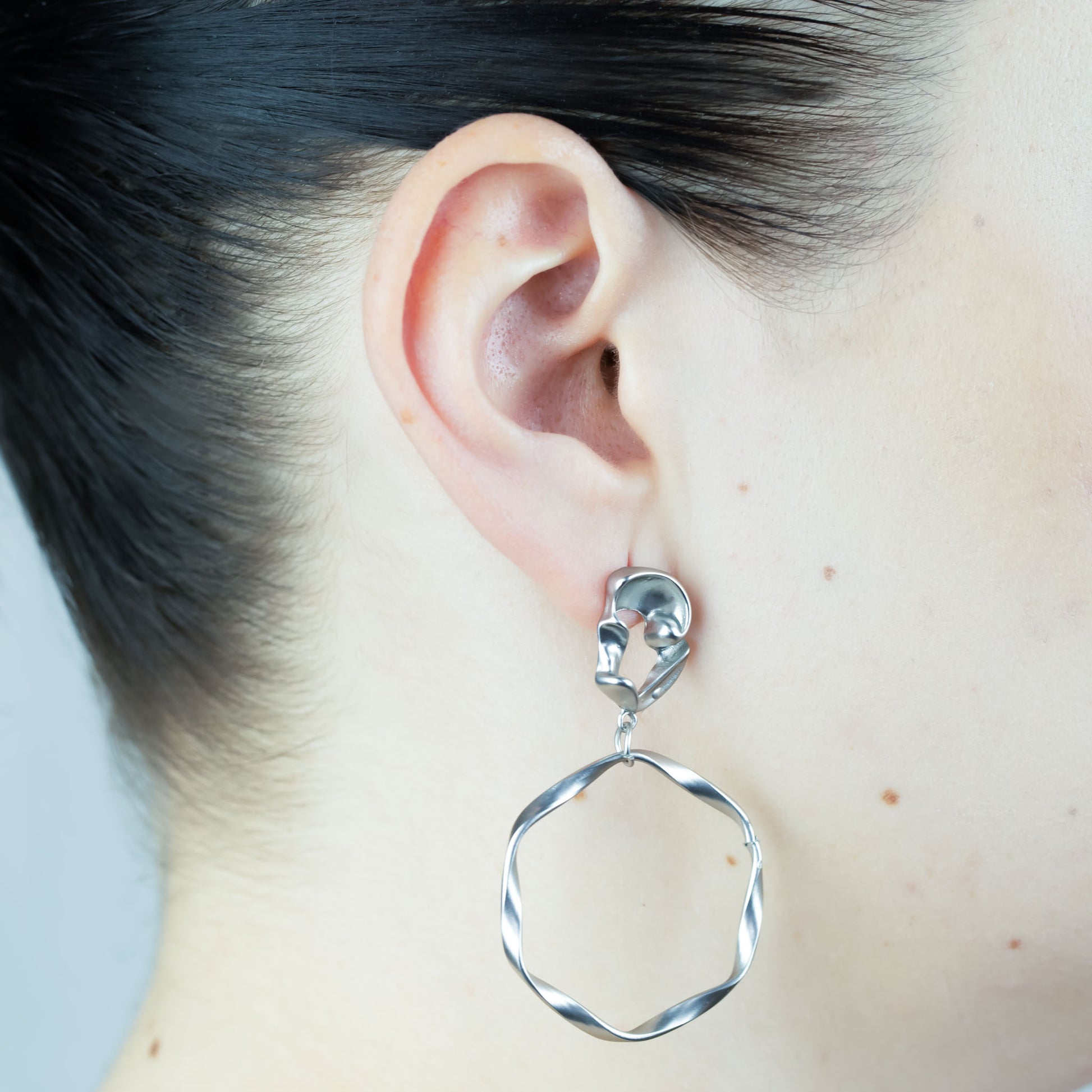 Cercei kontorsia cu cercuri abstracte - Argintiu