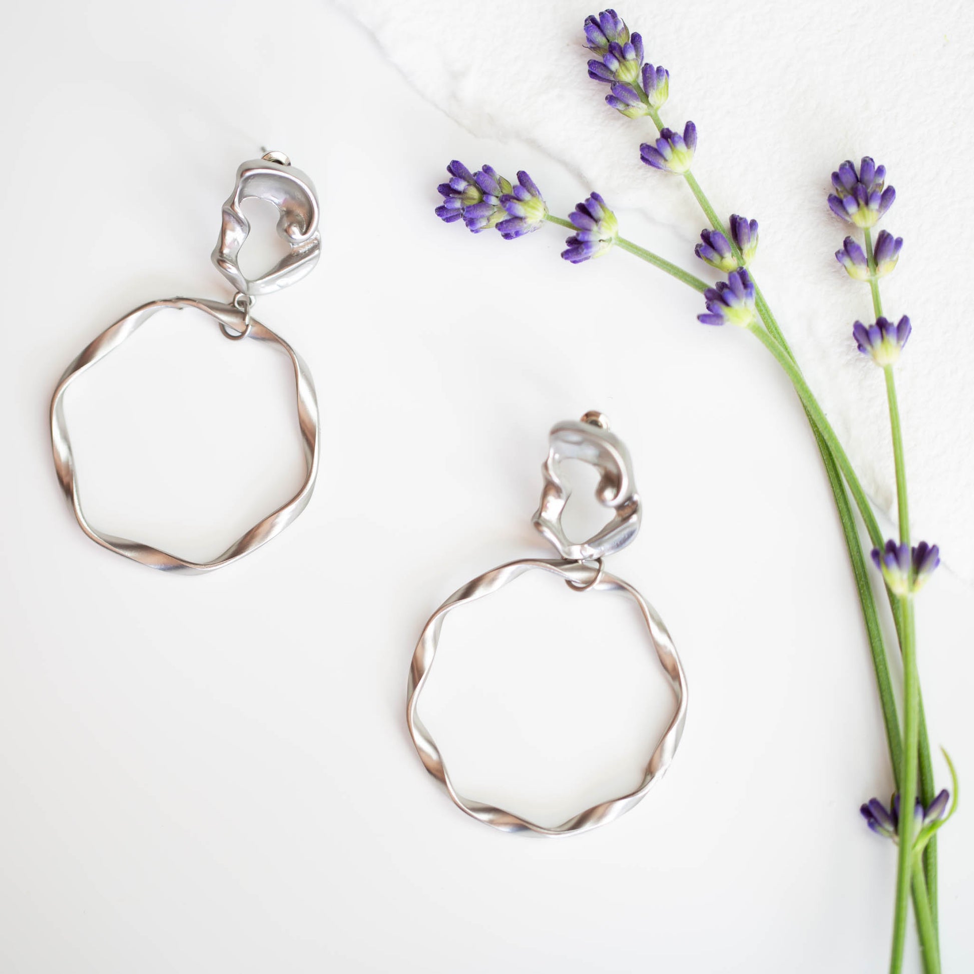 Cercei kontorsia cu cercuri abstracte - Argintiu