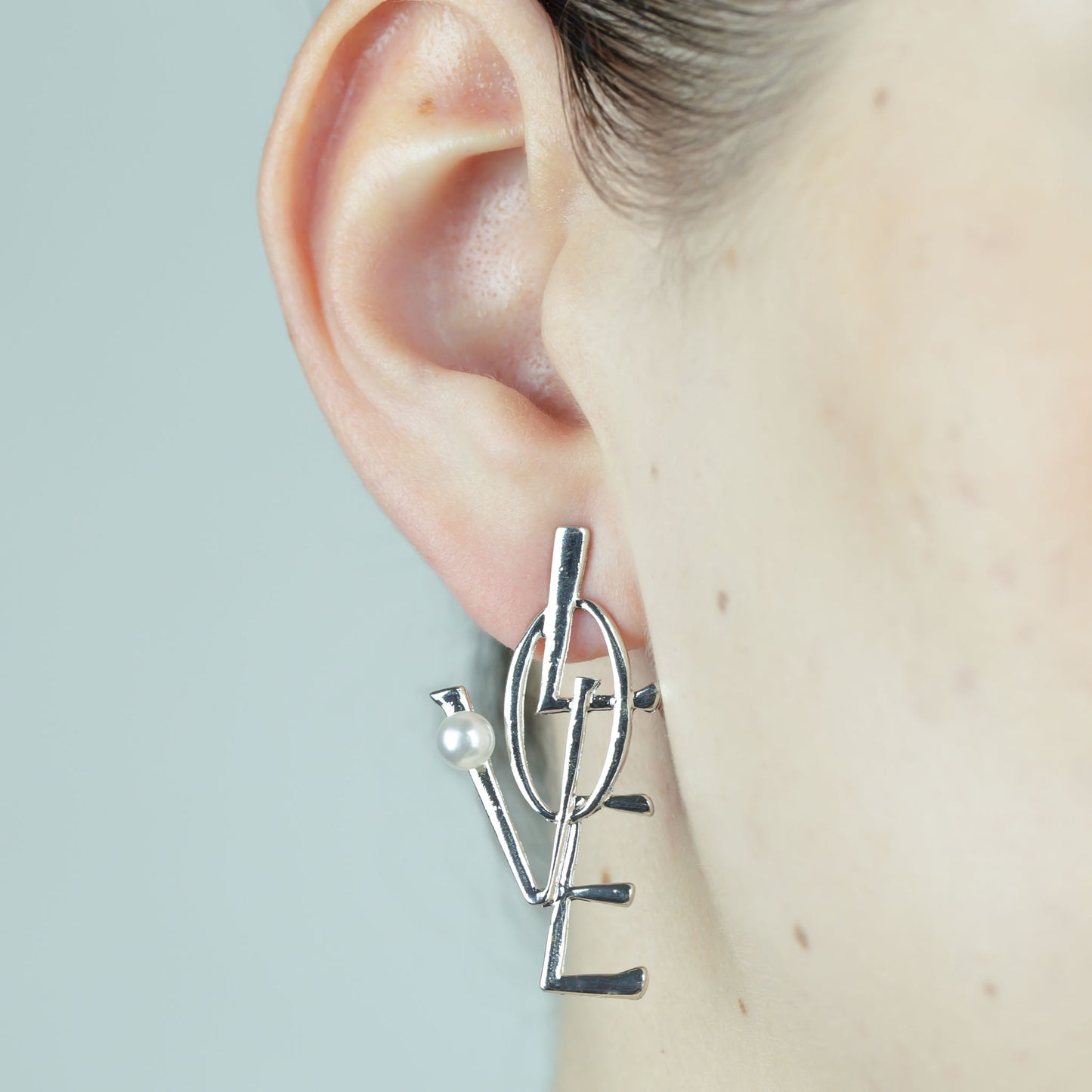 Cercei LOVE cu perlă - Argintiu