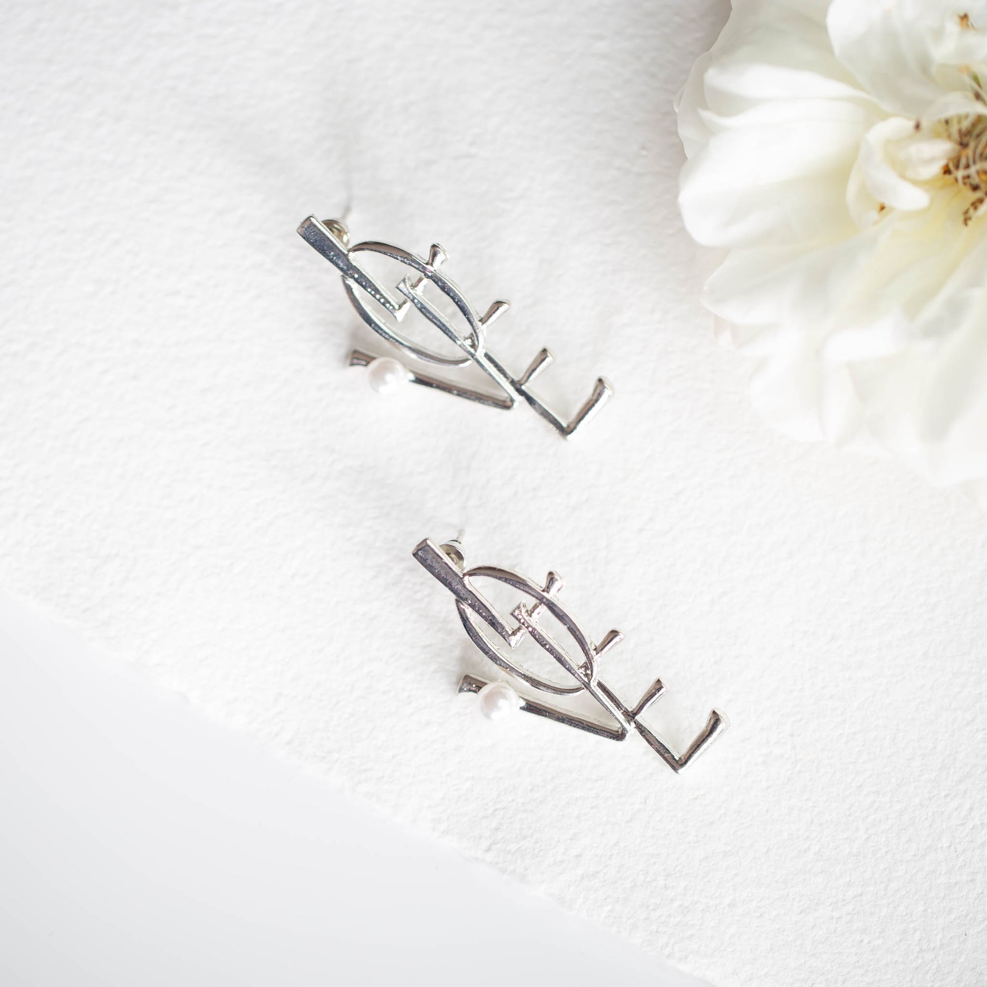 Cercei LOVE cu perlă - Argintiu