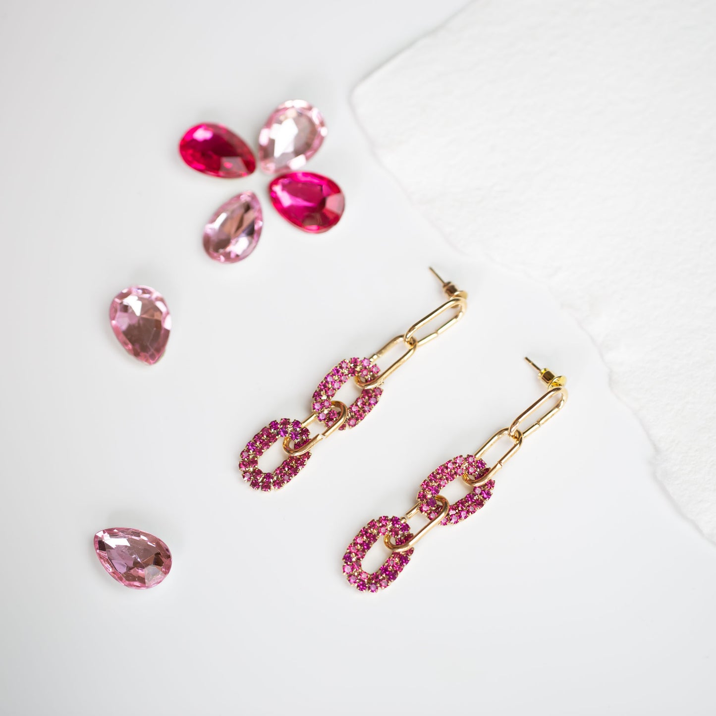 Cercei lungi cu zale aurii și ștrasuri colorate - Magenta