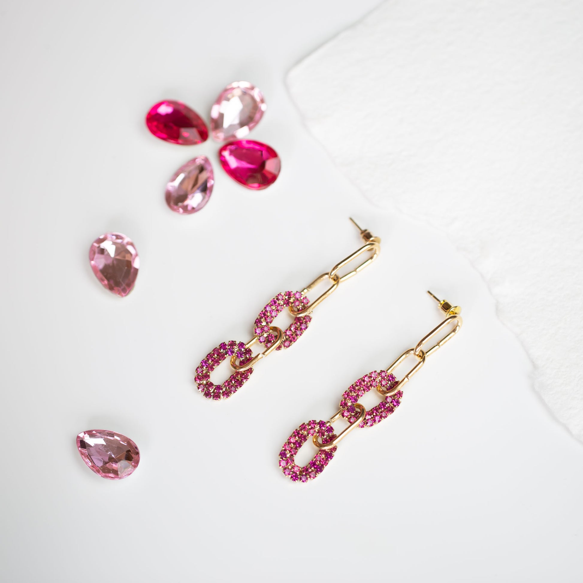 Cercei lungi cu zale aurii și ștrasuri colorate - Magenta