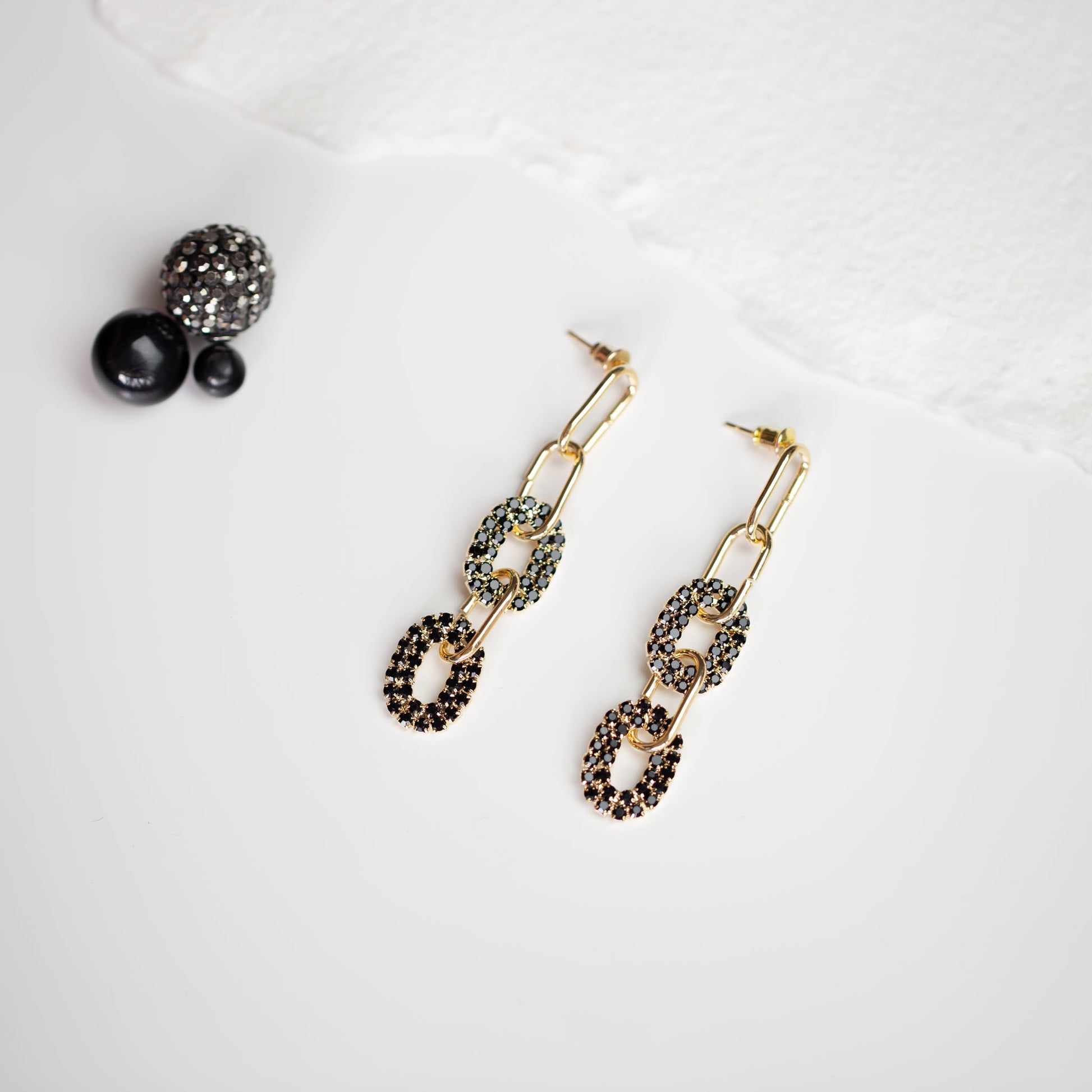 Cercei lungi cu zale aurii și ștrasuri colorate - Negru