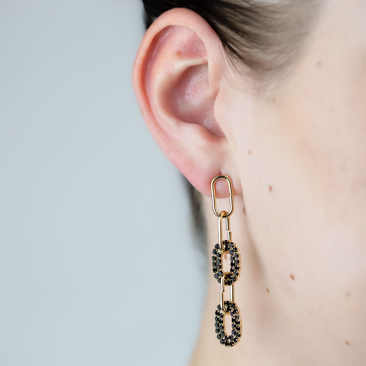 Cercei lungi cu zale aurii și ștrasuri colorate - Negru