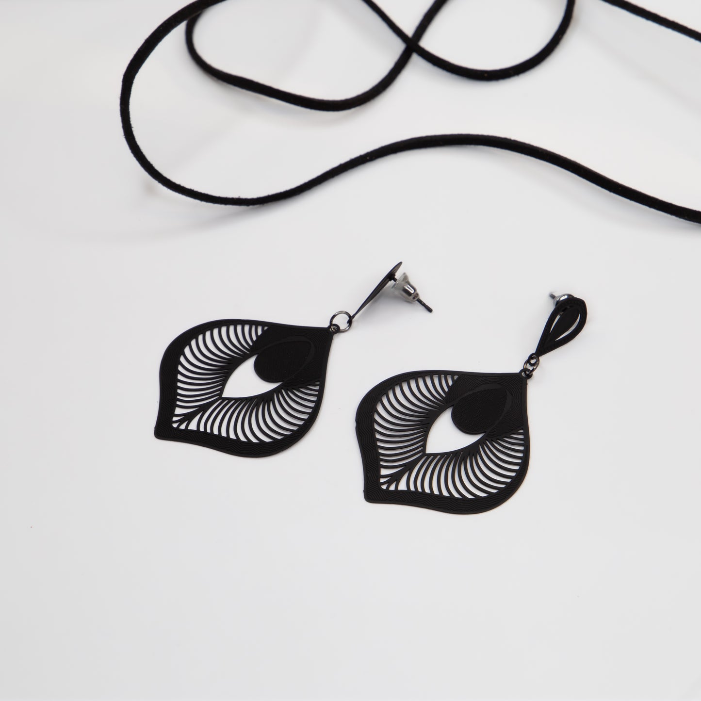 Cercei lungi eleganți Antique Fantasy cu textură de silicon - Negru