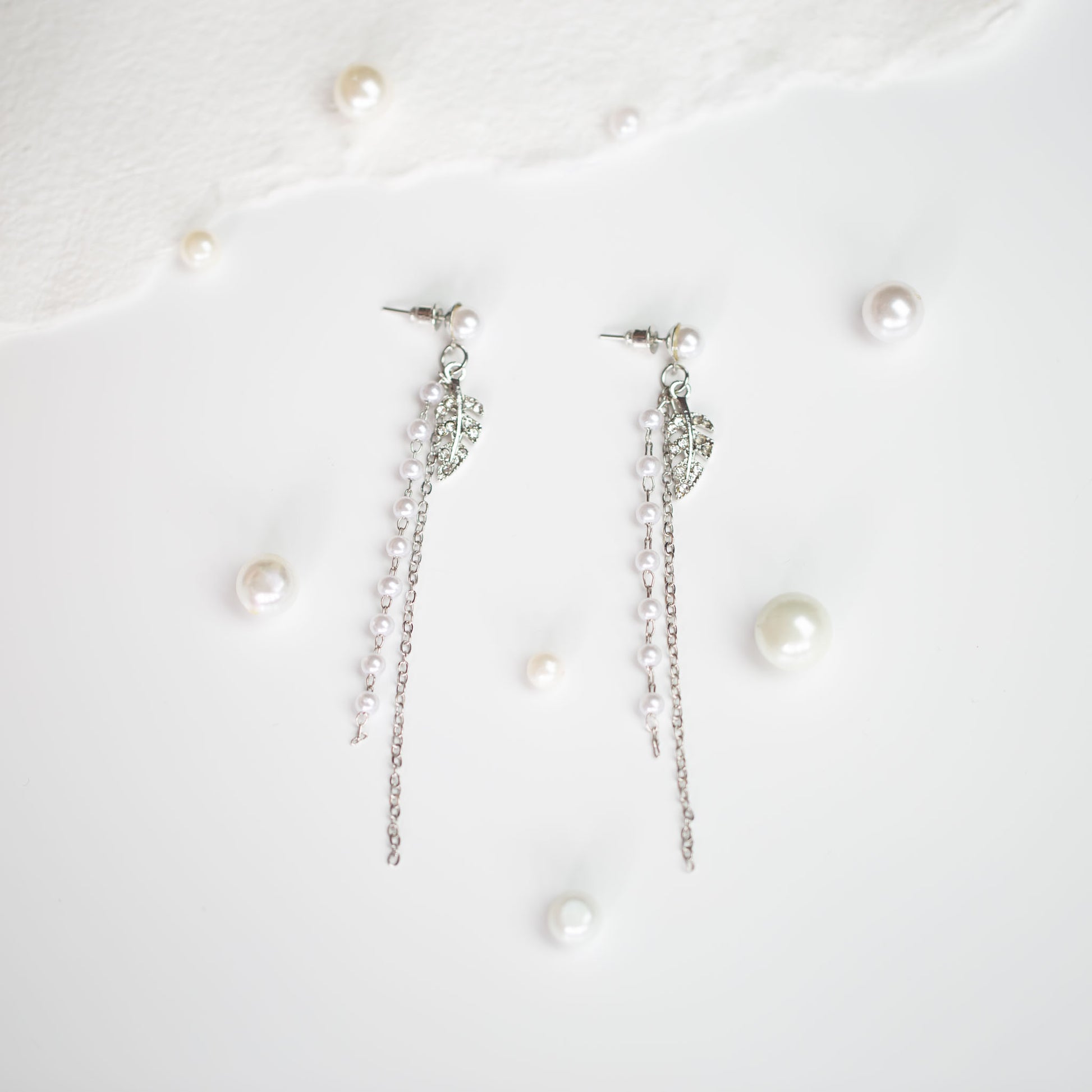 Cercei lungi eleganți cu biluțe și frunzuliță cu ștrasuri - Argintiu