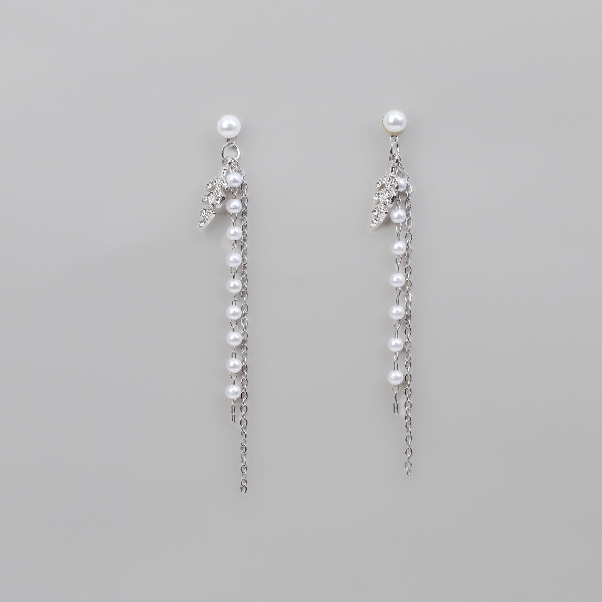 Cercei lungi eleganți cu biluțe și frunzuliță cu ștrasuri - Argintiu