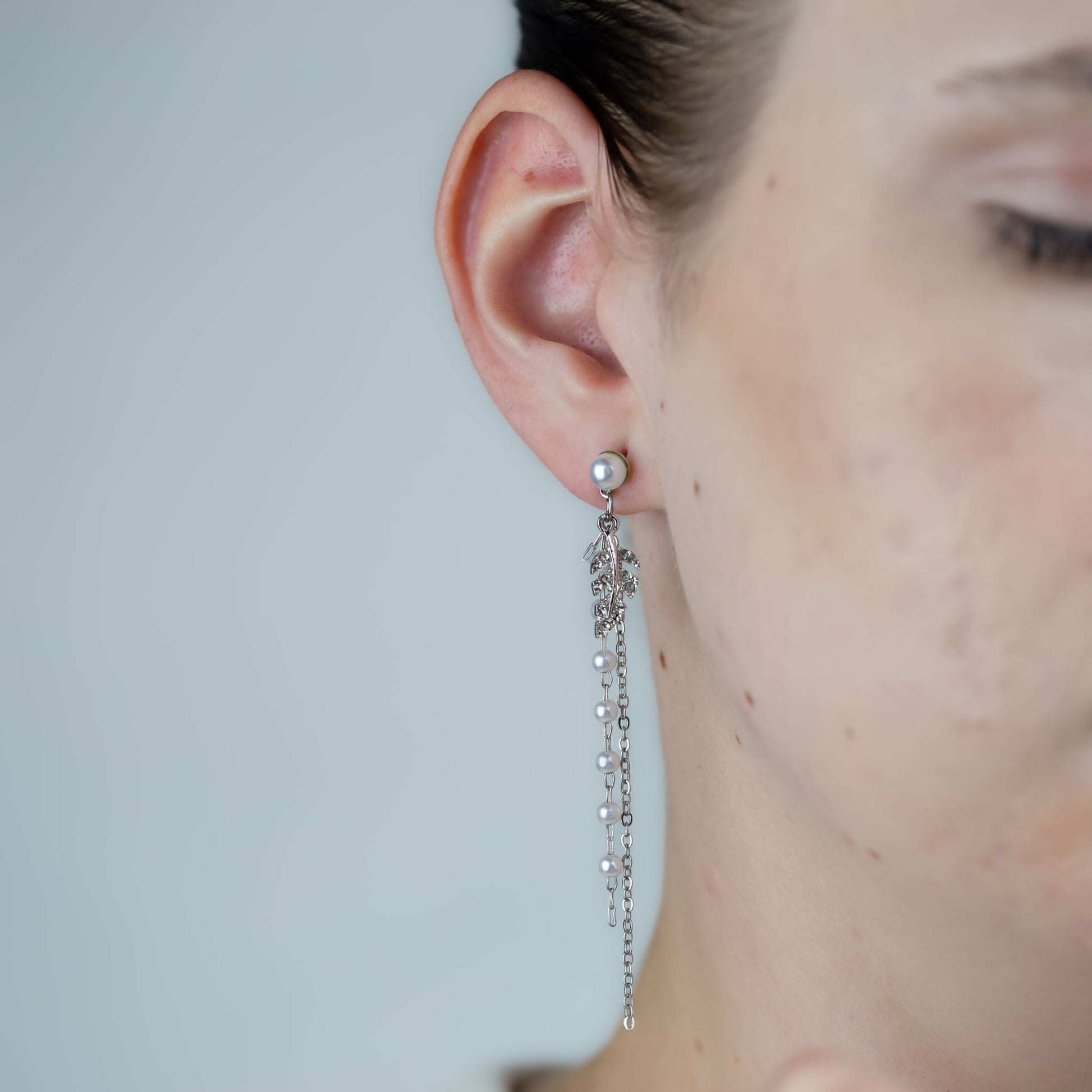 Cercei lungi eleganți cu biluțe și frunzuliță cu ștrasuri - Argintiu