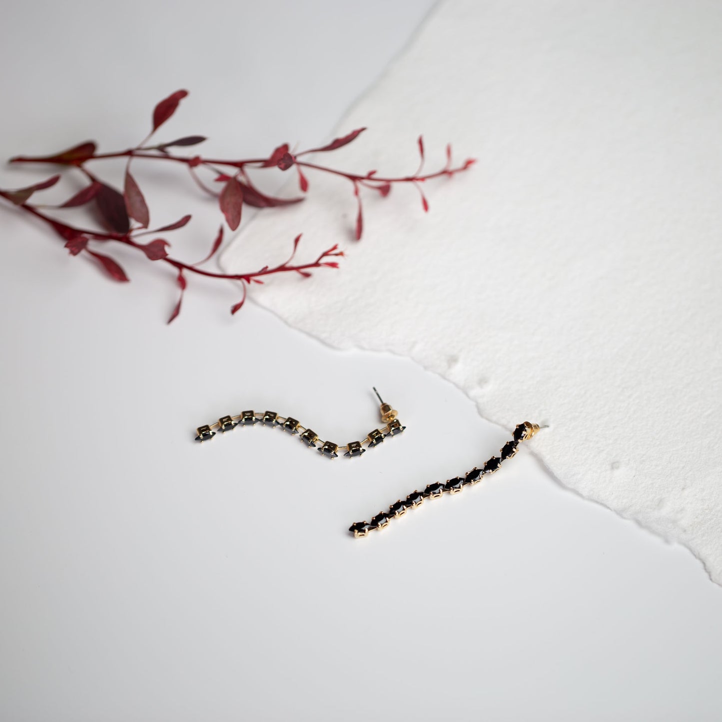 Cercei lungi eleganți cu pietre, finuți și ușori - Negru