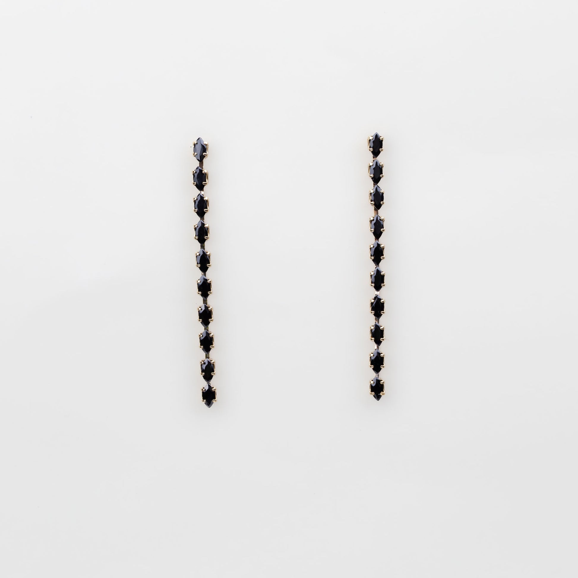 Cercei lungi eleganți cu pietre, finuți și ușori - Negru